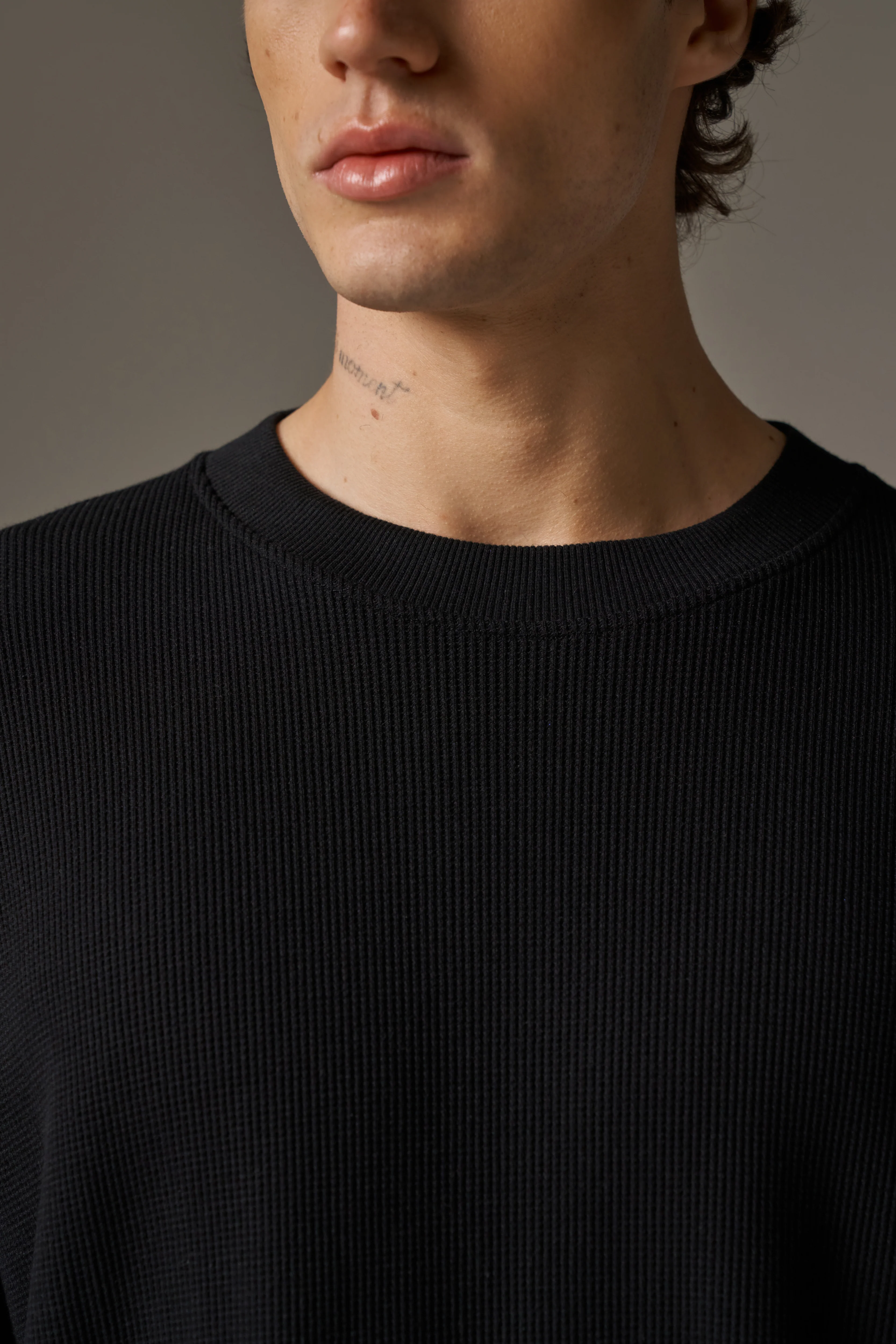 EMBLEM WAFFLE LONG SLEEVE T-SHIRT - BLACK