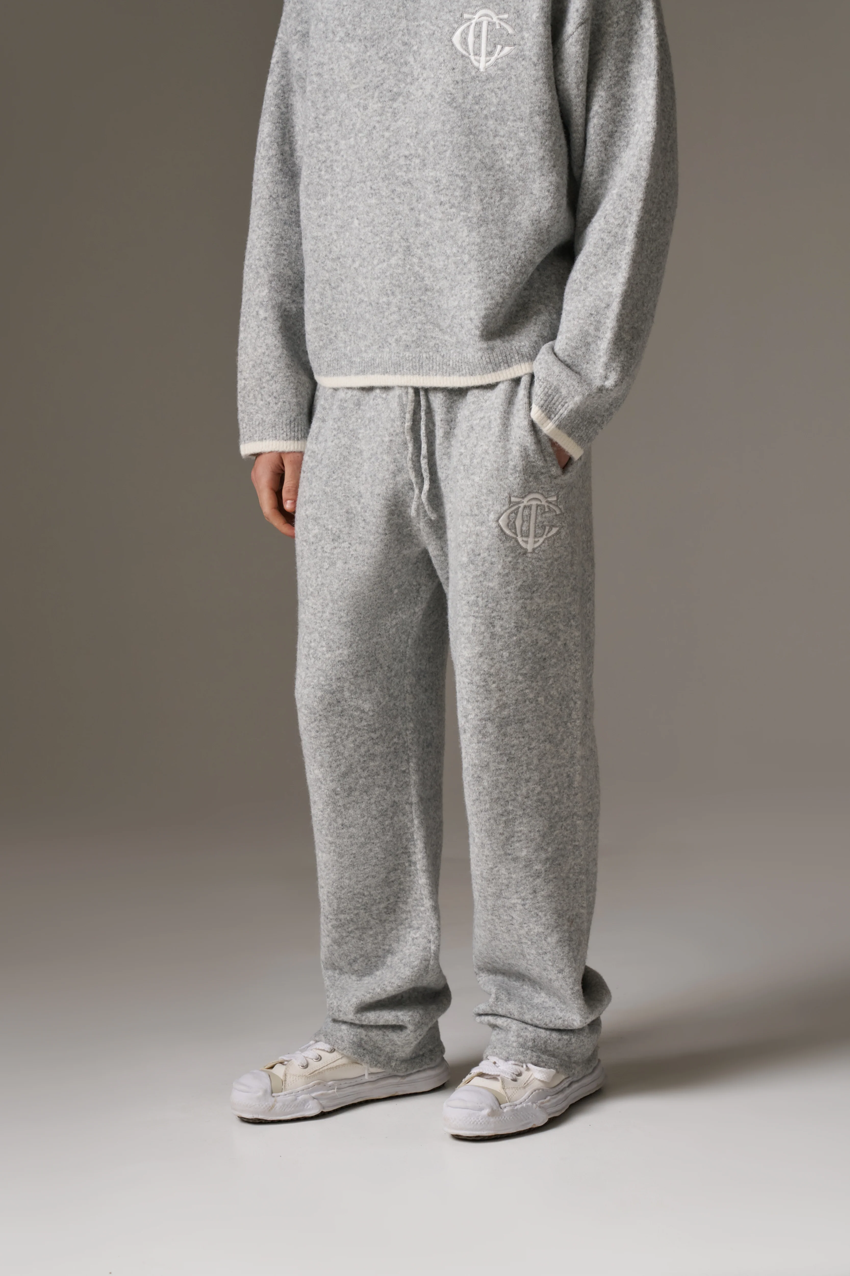 MONOGRAM EMBLEM KNITTED JOGGERS - GREY