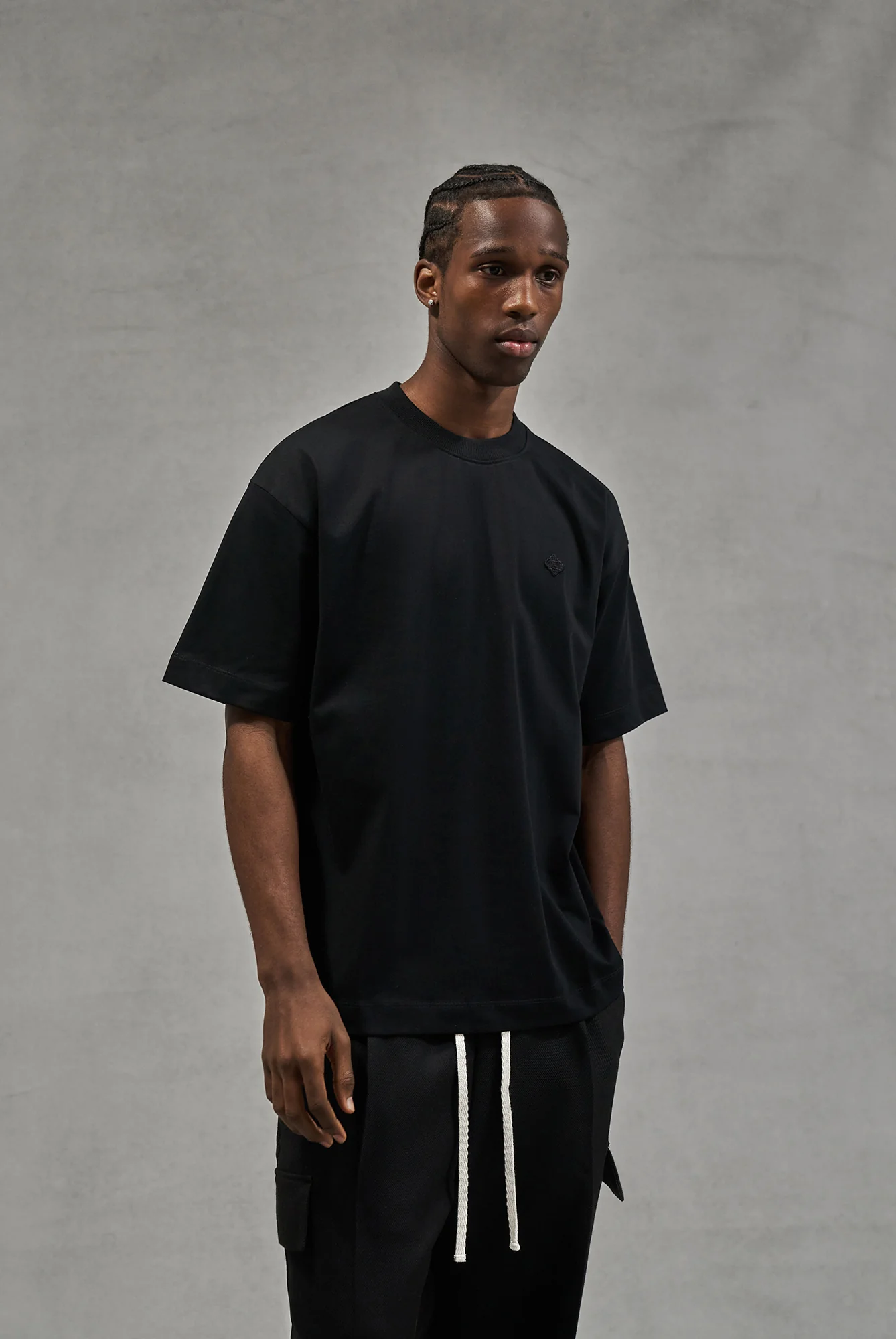 TONAL EMBLEM RELAXED T-SHIRT - BLACK