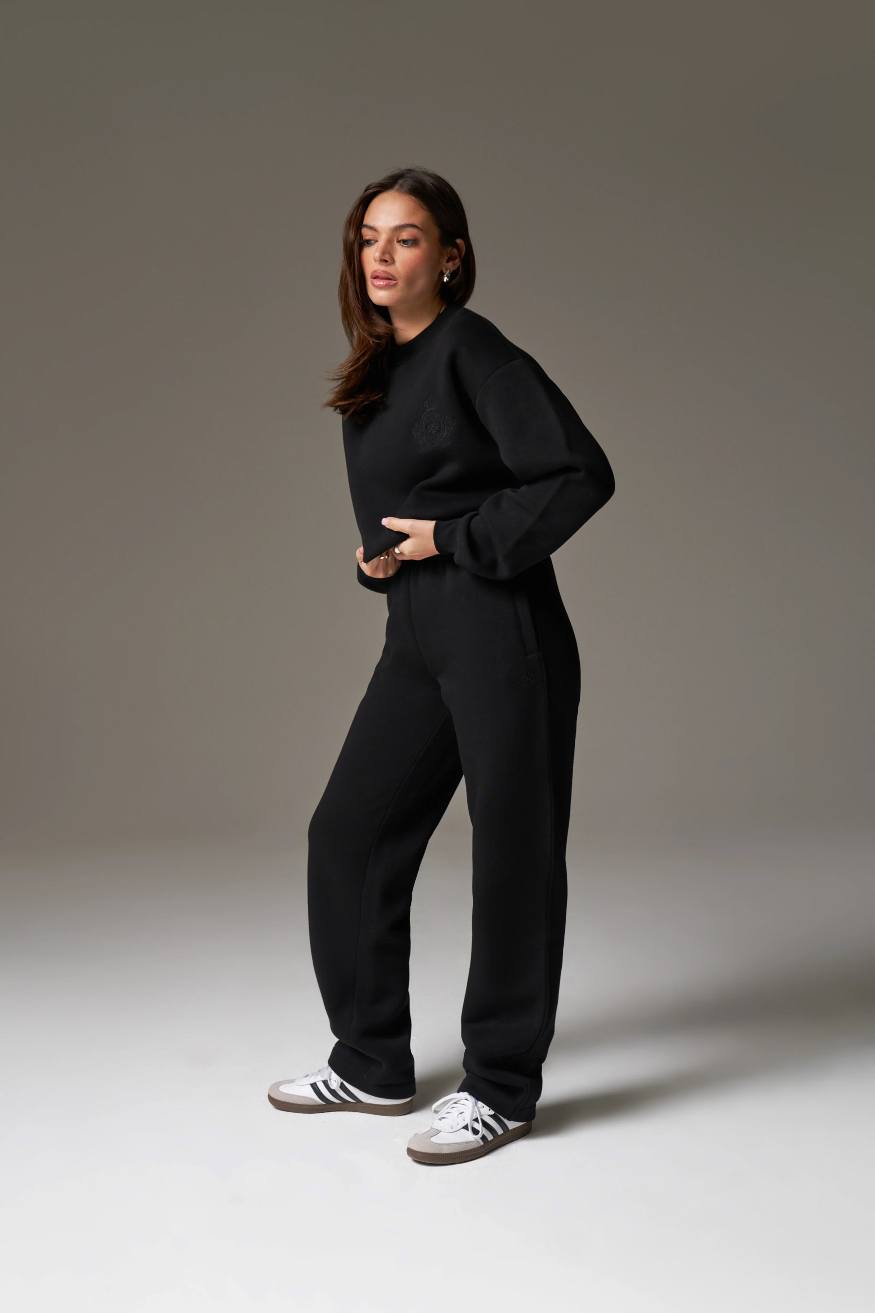 EMBROIDERED CREST RELAXED JOGGERS - BLACK