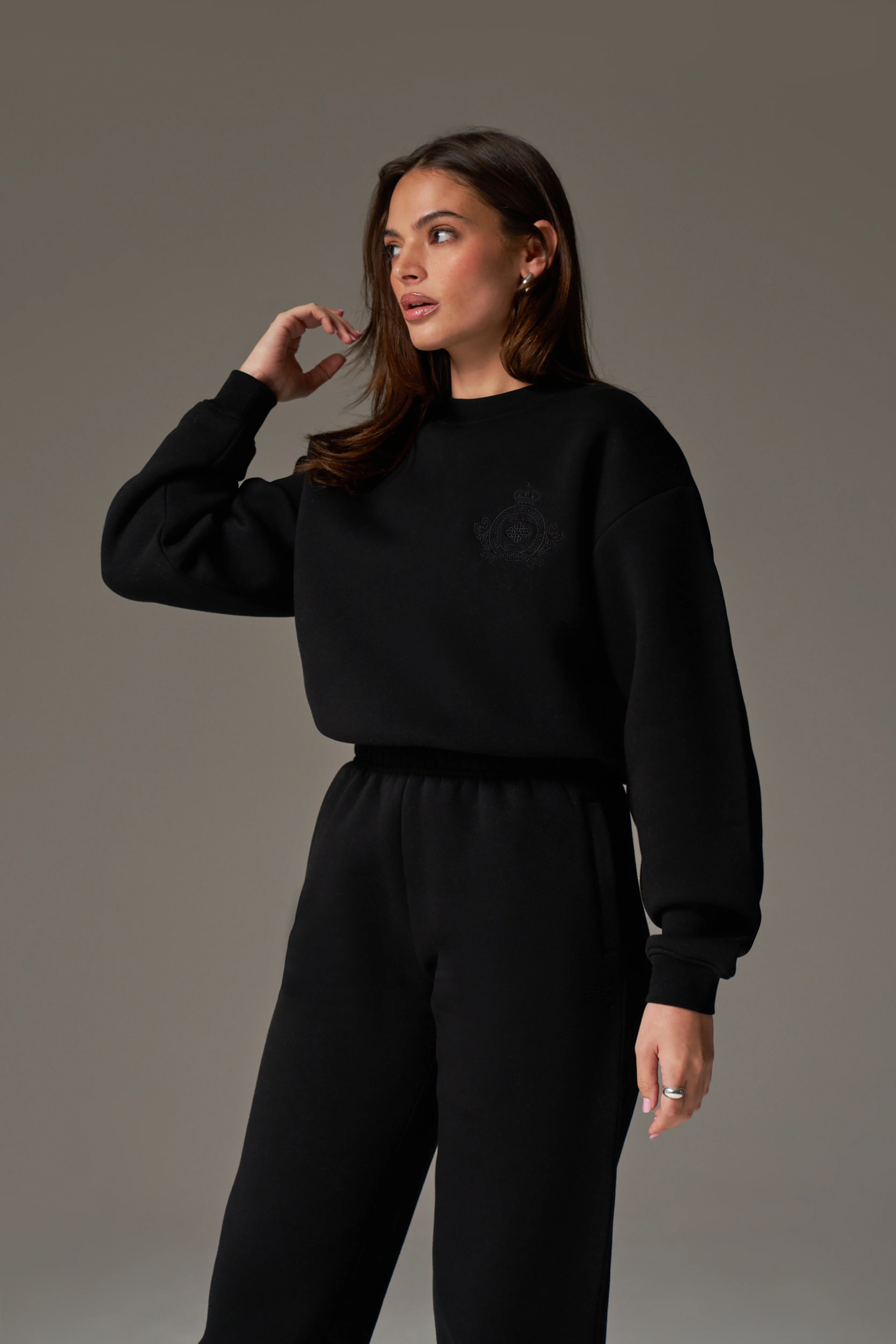 EMBROIDERED CREST SWEATSHIRT - BLACK