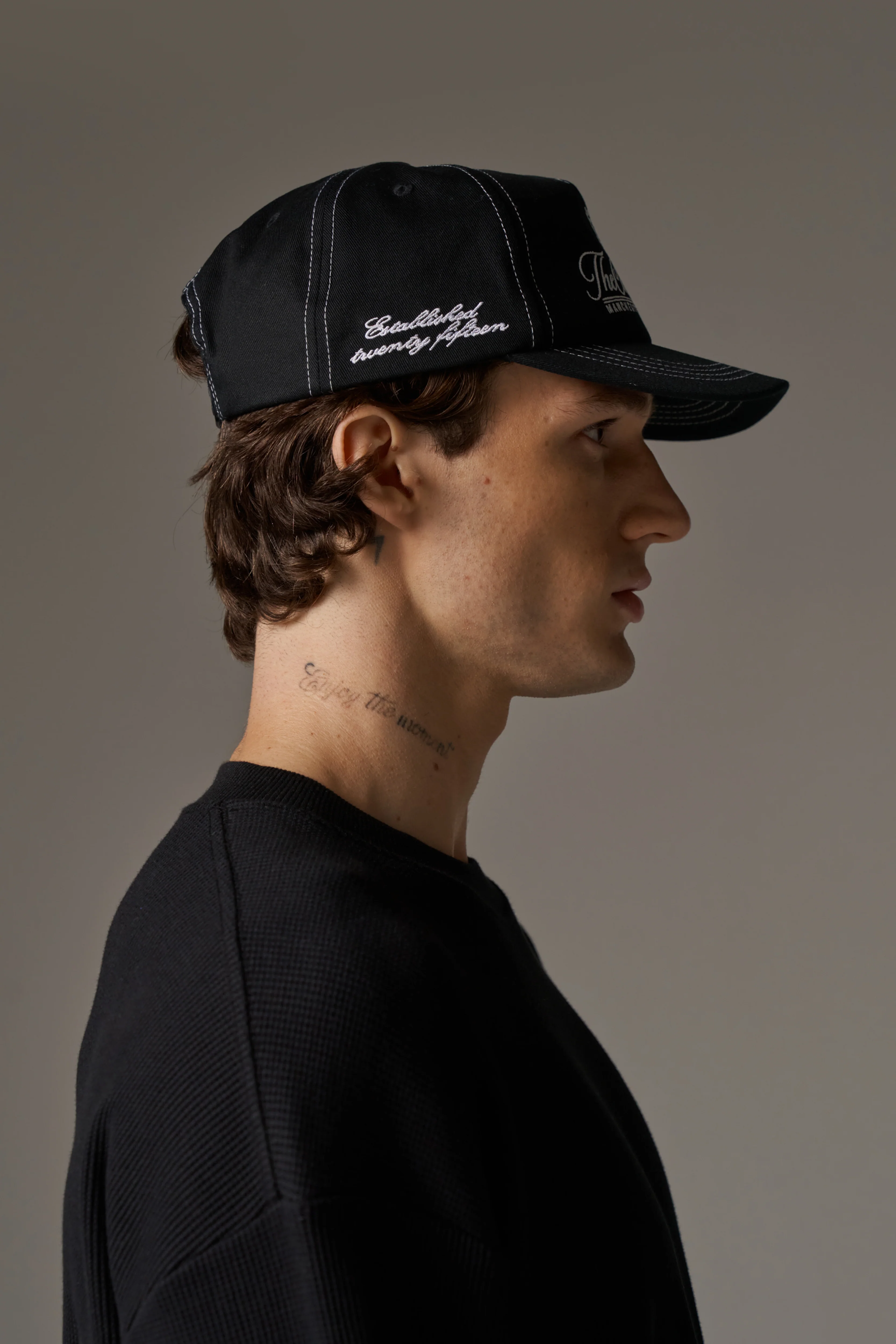 CONTRAST STITCH LAUREL EMBROIDERY CAP - BLACK