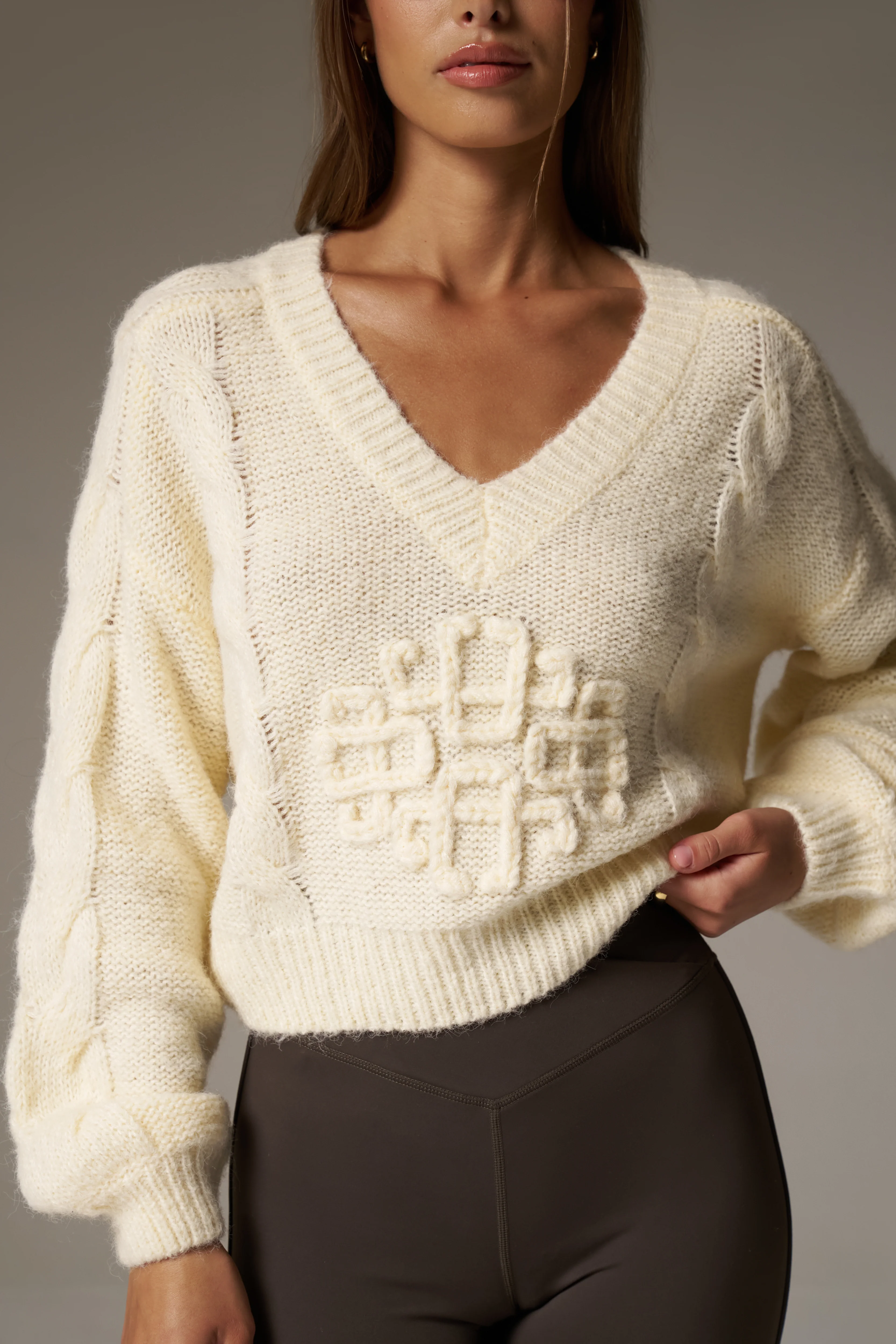 EMBLEM KNITTED V NECK JUMPER - BUTTERMILK
