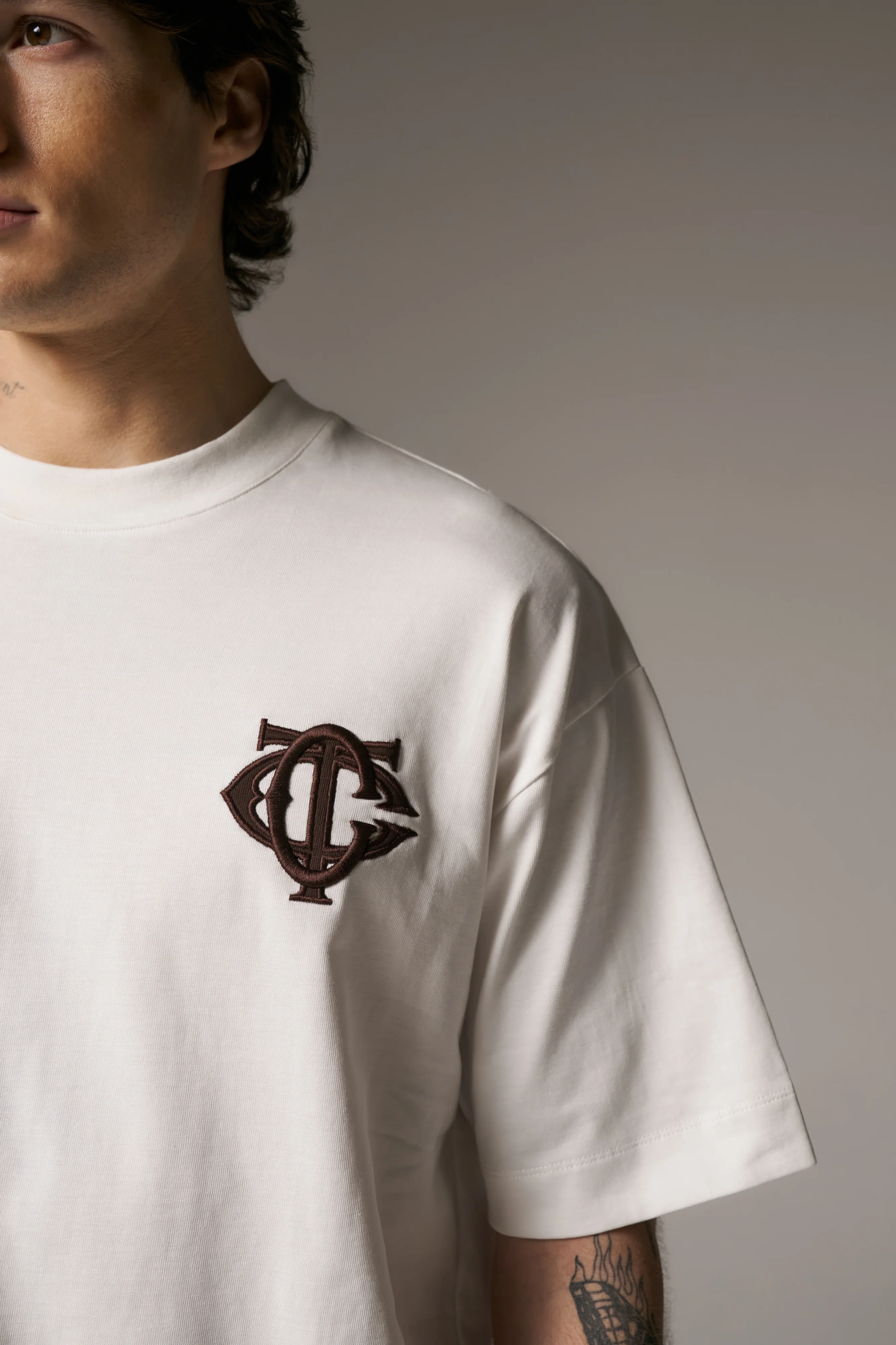 MONOGRAM EMBLEM T-SHIRT - OFF WHITE
