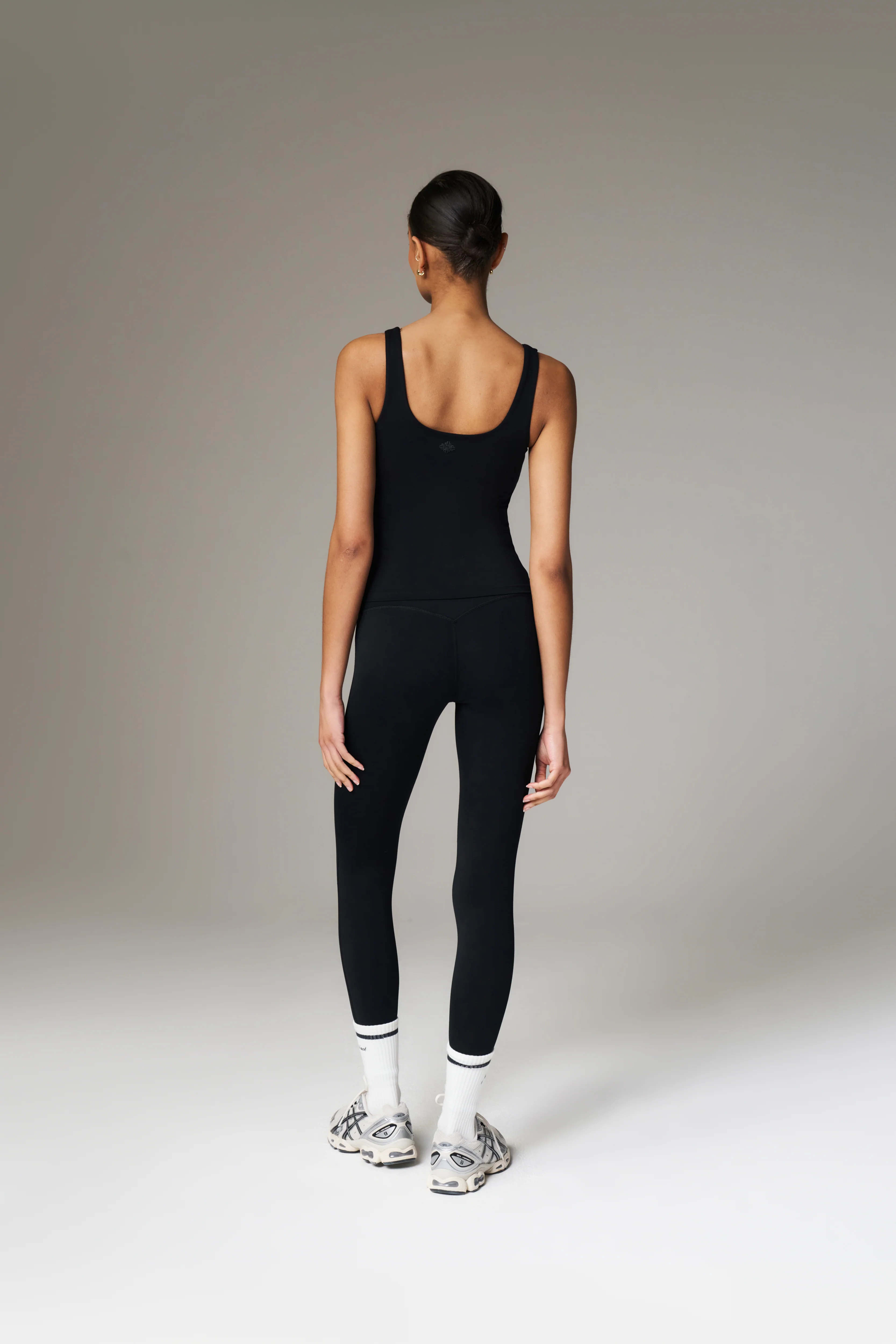 EMBLEM STRETCH SCULPTING LEGGINGS - BLACK
