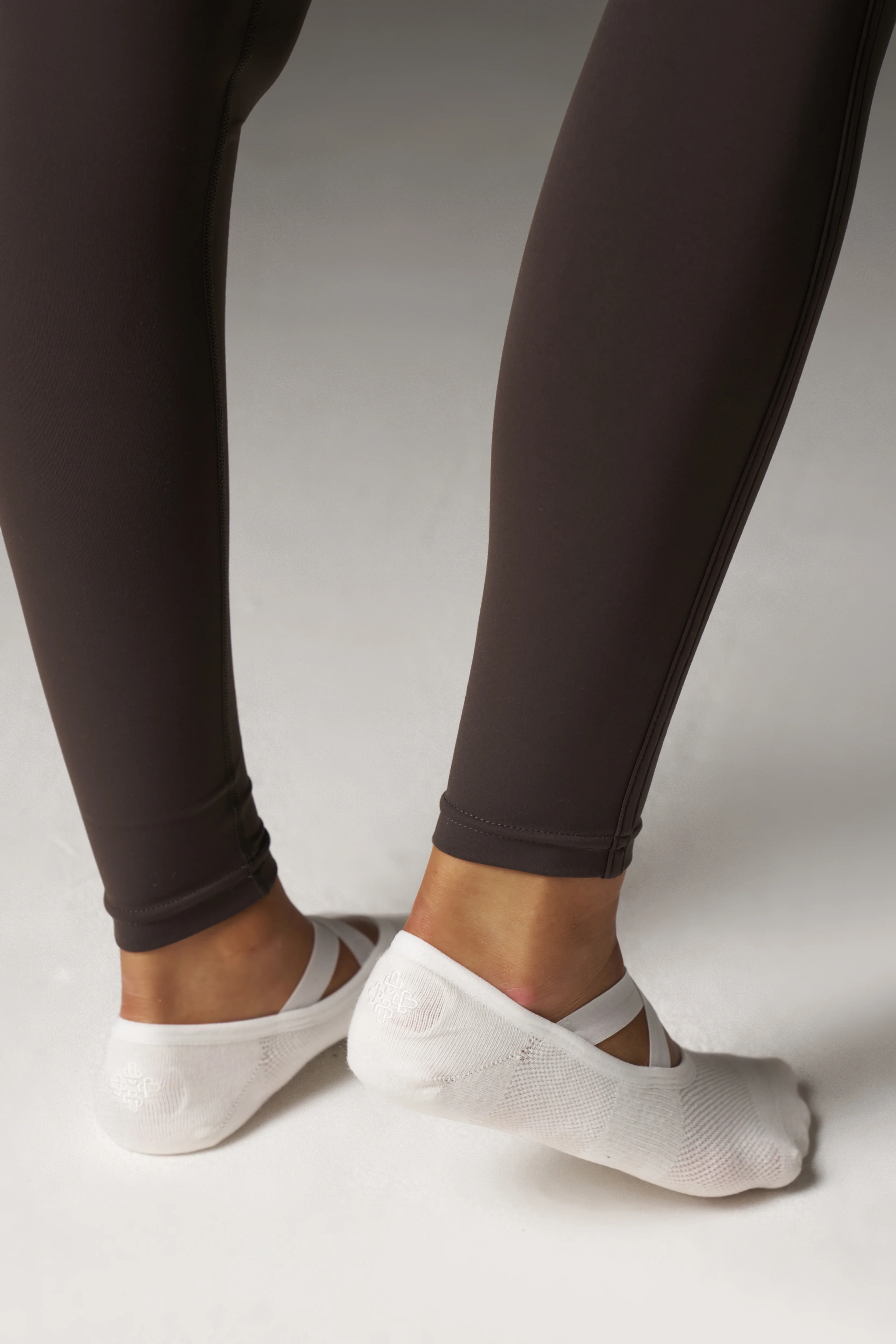 EMBLEM BARRE GRIP SOCKS - BONE