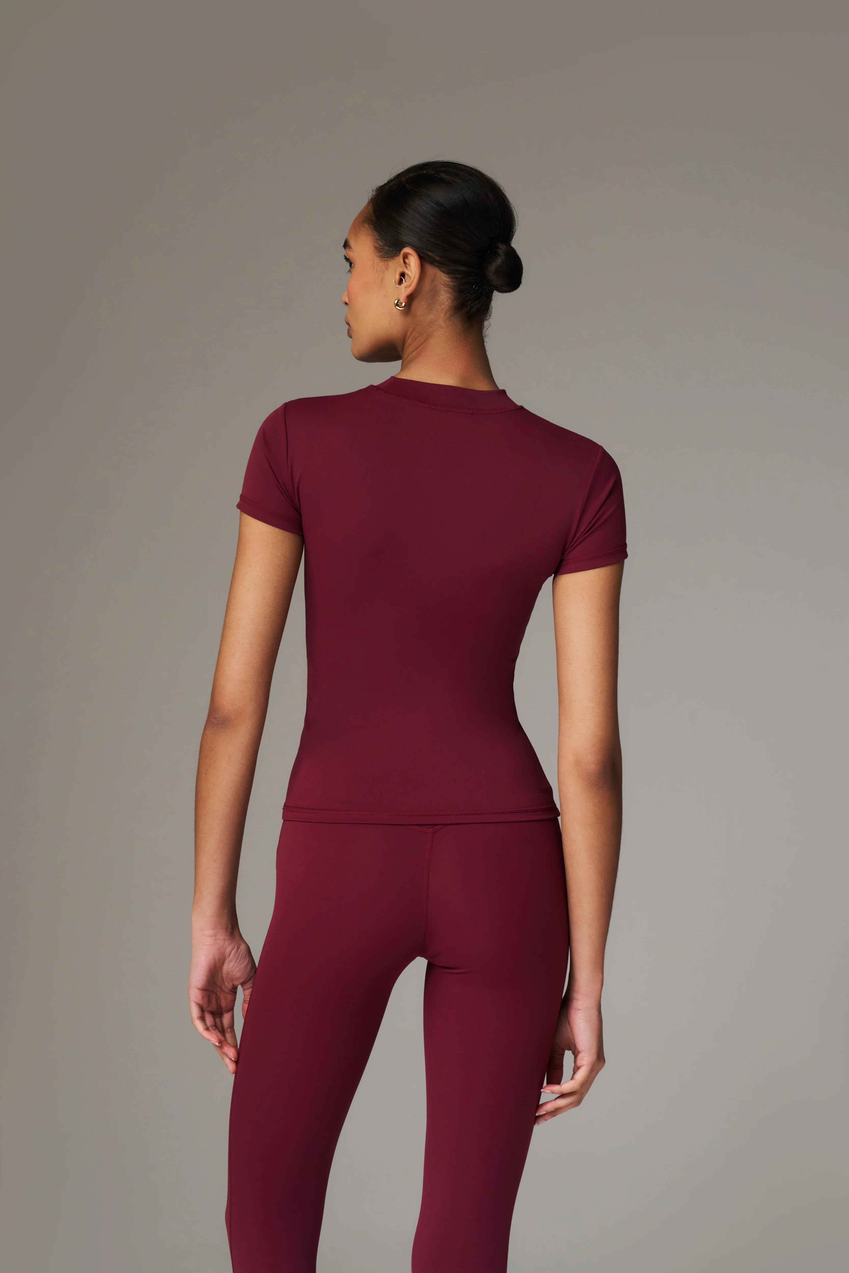 SCULPTING STRETCH EMBLEM BABY TEE - BURGUNDY