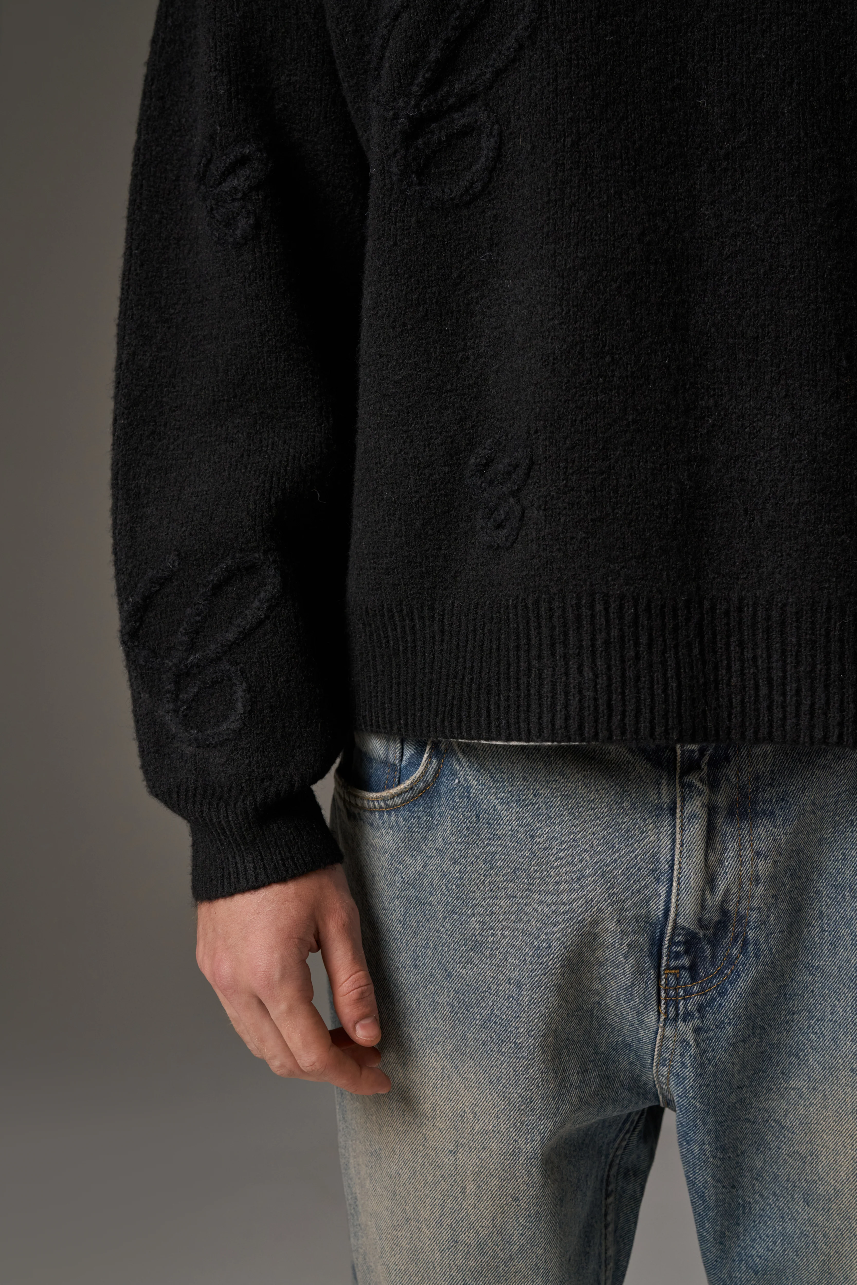 SCRIPT APPLIQUE JUMPER - BLACK