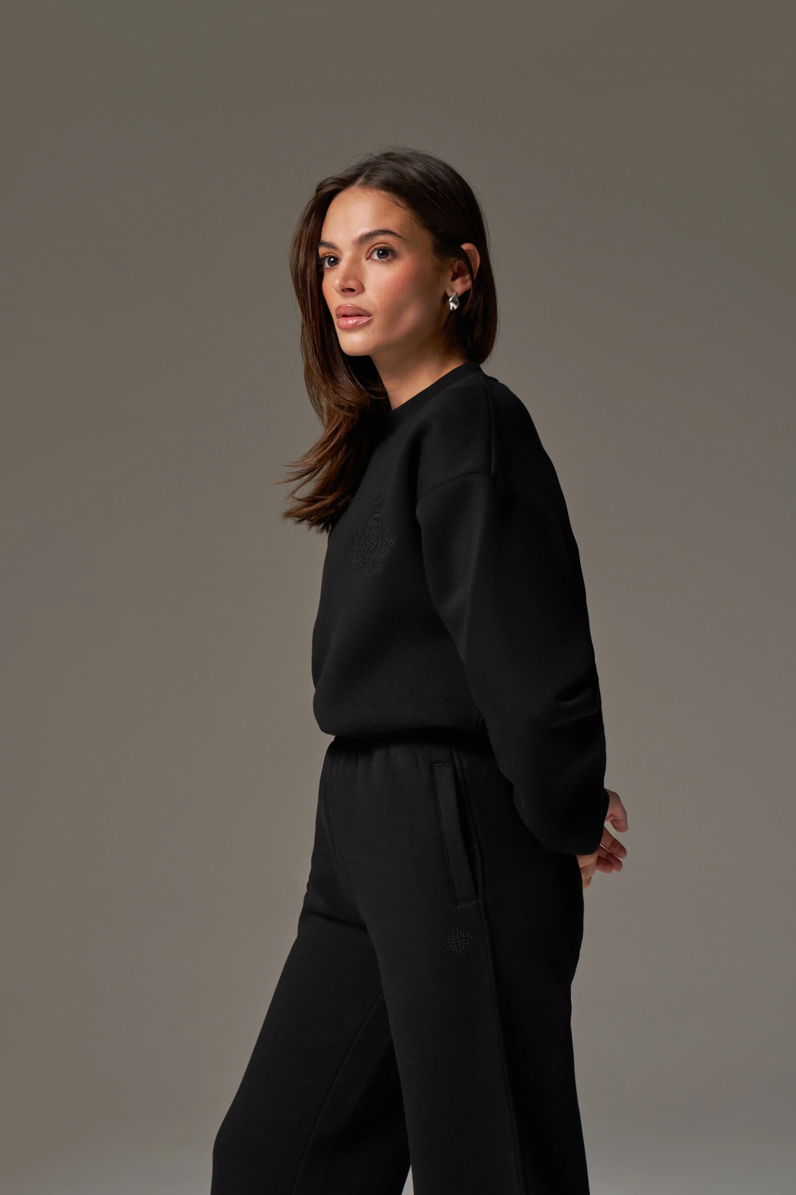 EMBROIDERED CREST SWEATSHIRT - BLACK