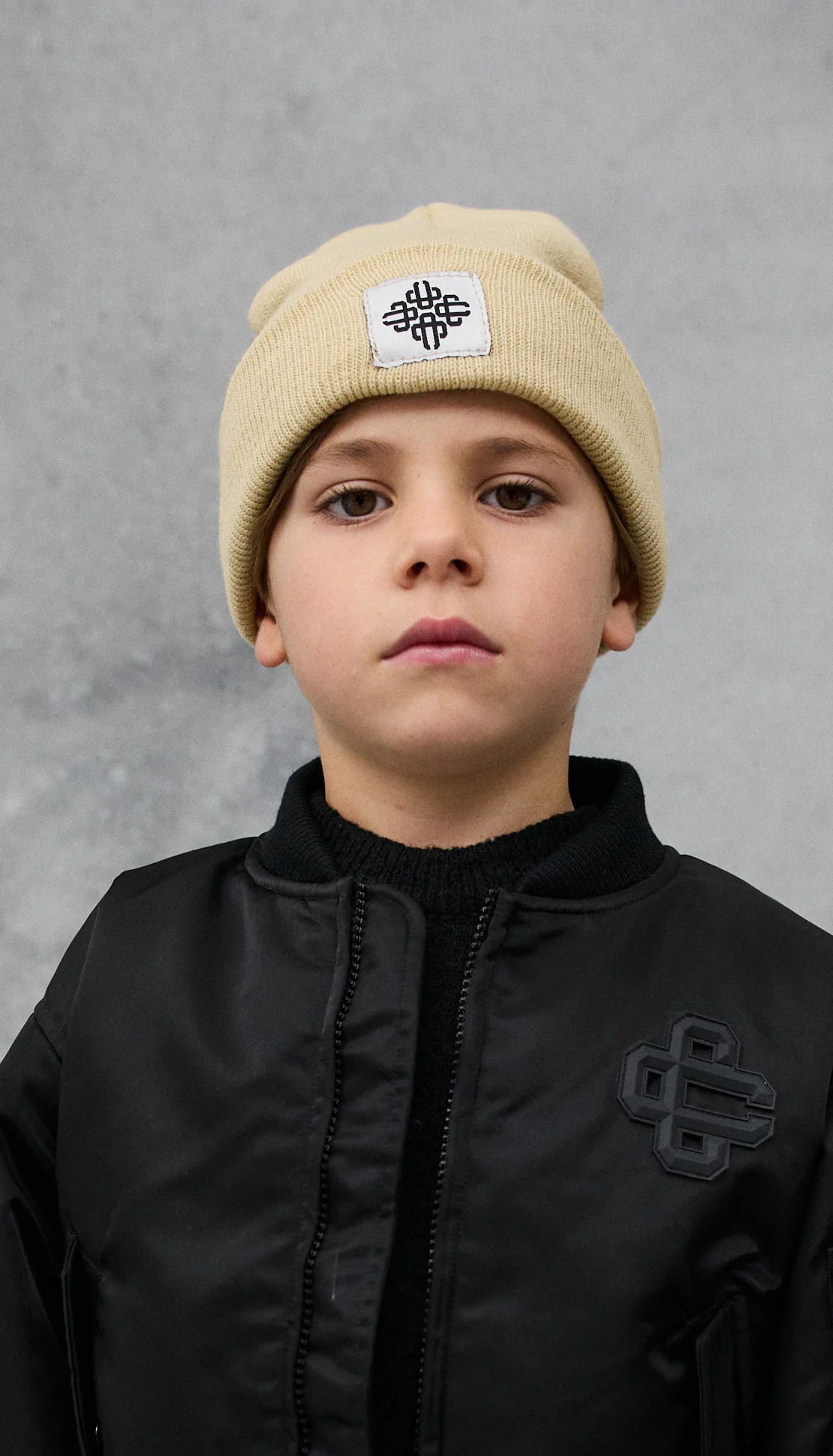 KIDS EMBLEM BADGE BEANIE - BEIGE