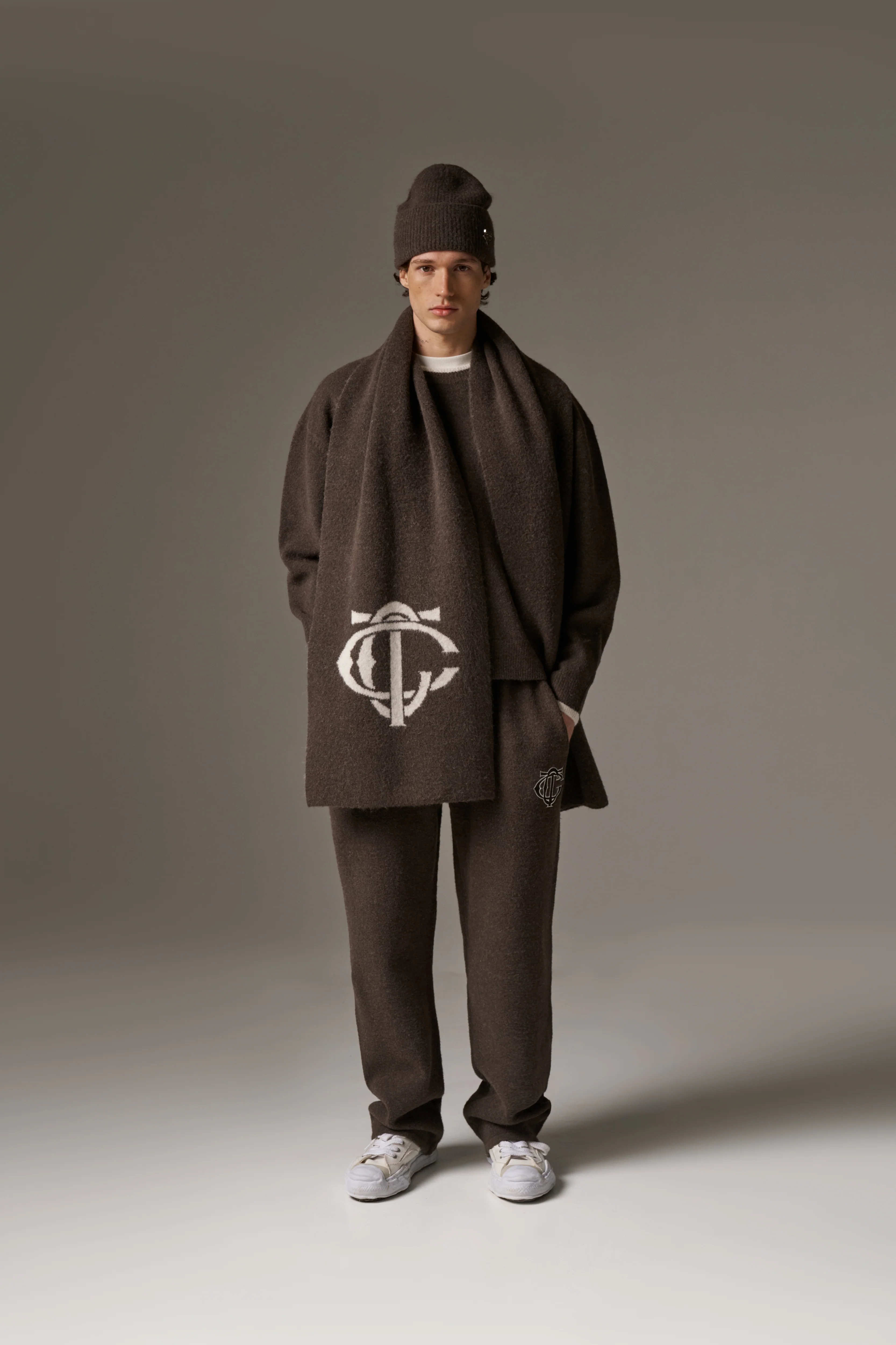 MONOGRAM EMBLEM SCARF - BROWN