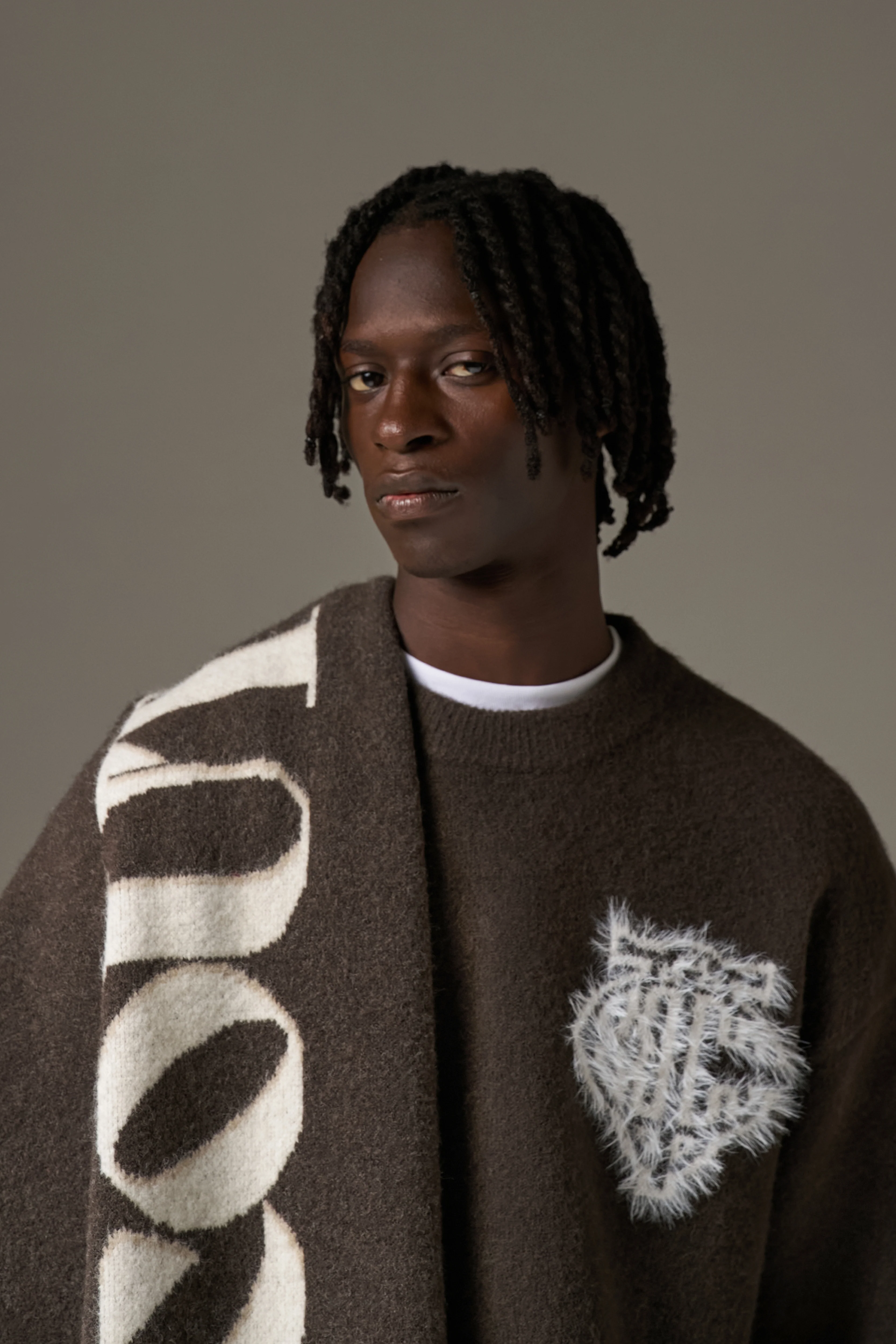 COPYRIGHT KNIT SCARF - BROWN