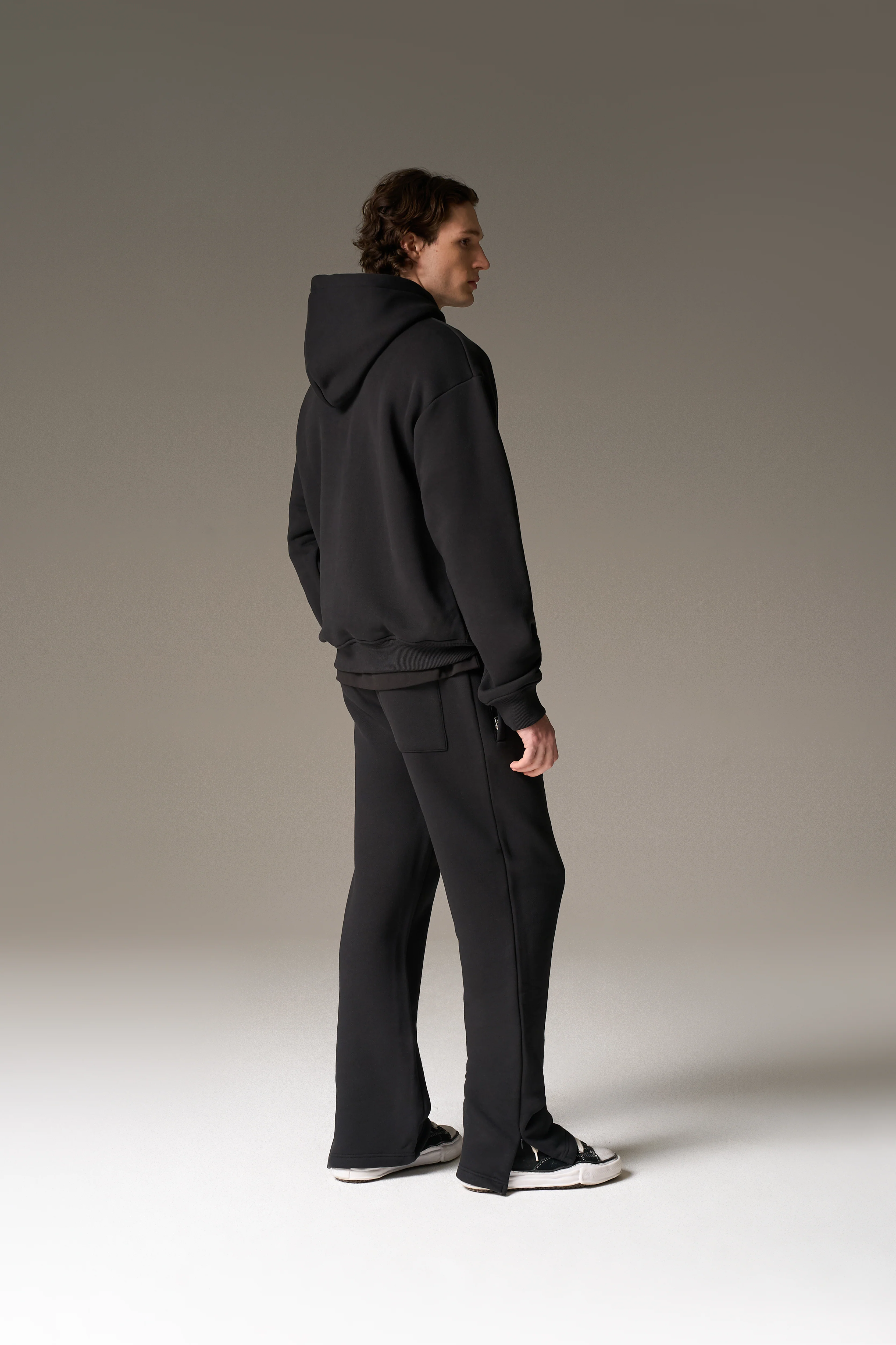 HEAVYWEIGHT MONOGRAM EMBLEM HOODIE - BLACK