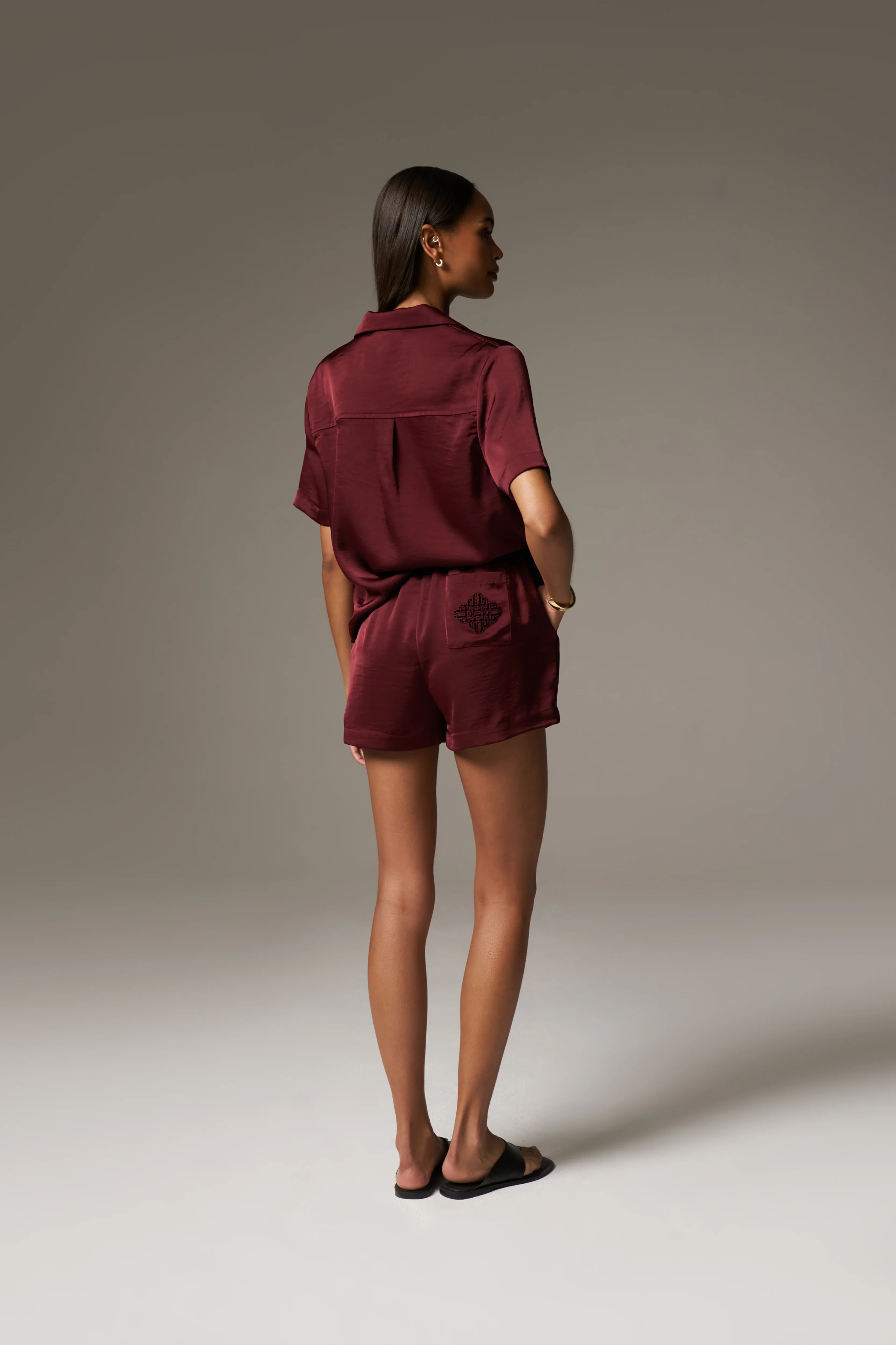 SATIN EMBLEM SHORTS - BURGUNDY