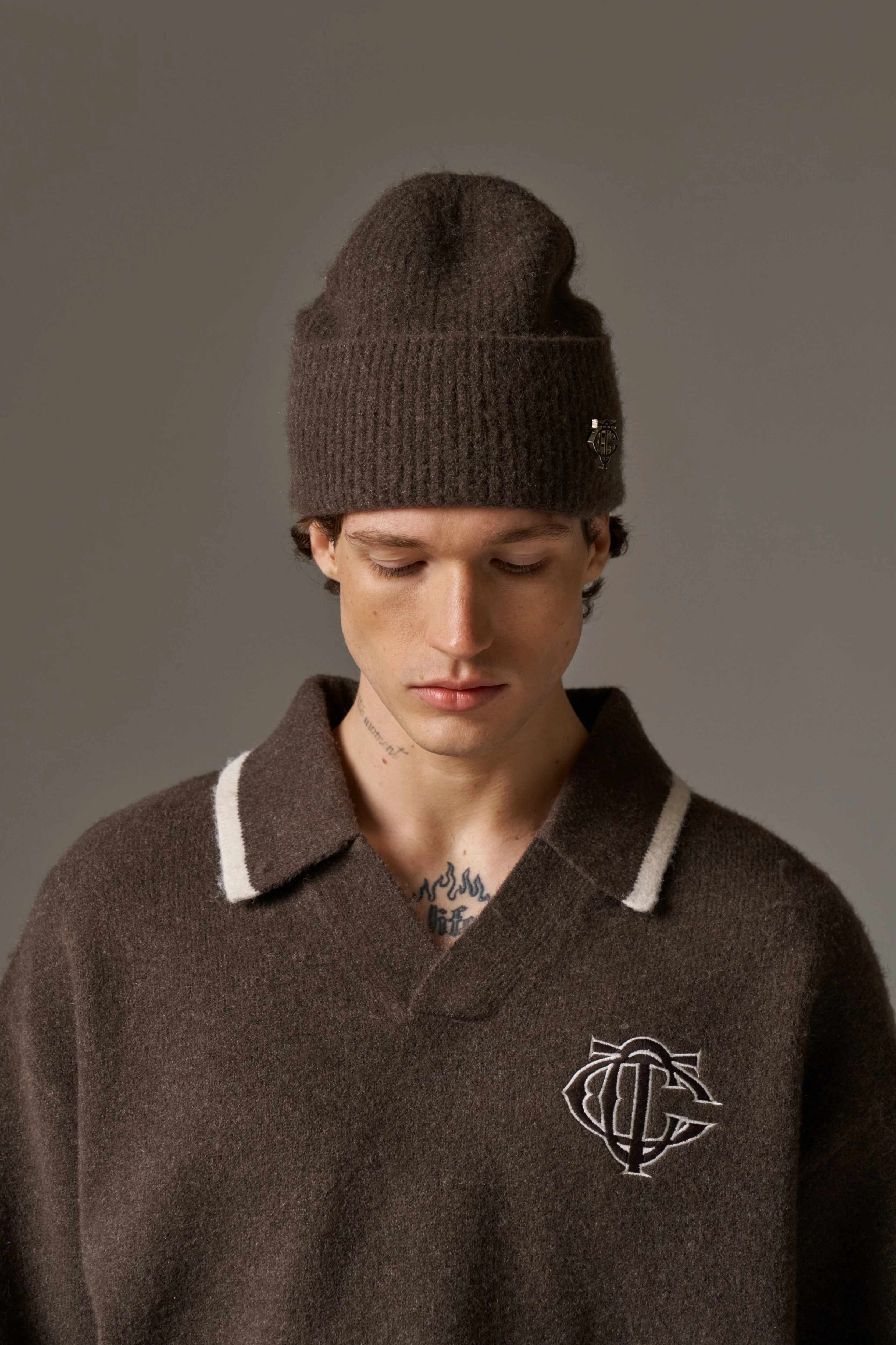 FLUFFY KNIT MONOGRAM PIN BADGE BEANIE - BROWN