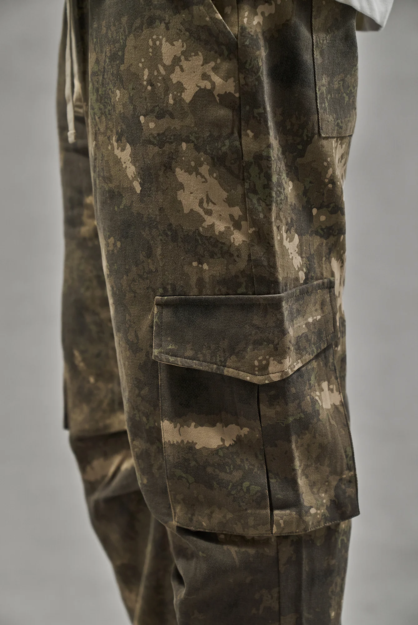 CAMO STRAIGHT LEG CARGOS - BEIGE