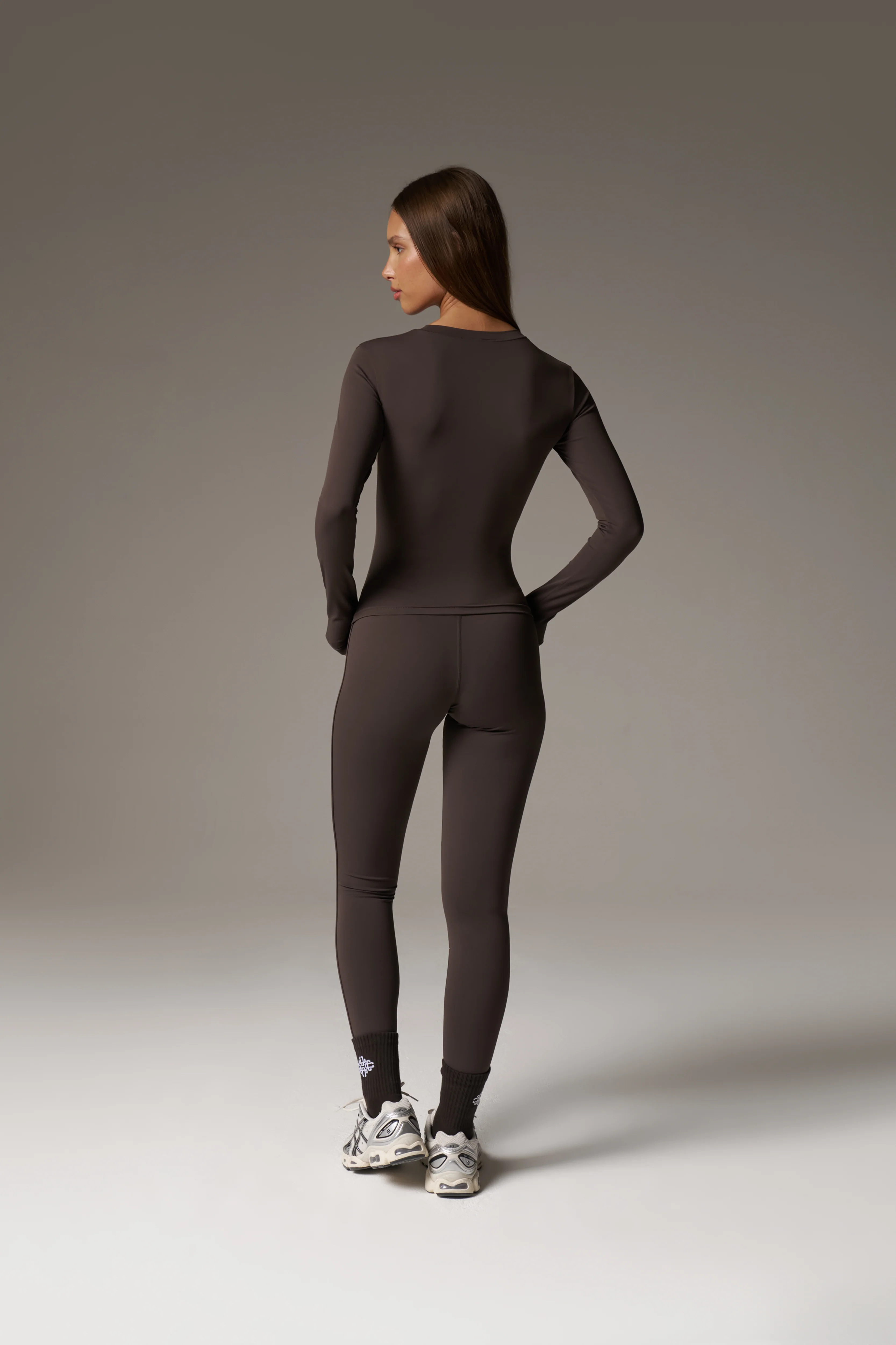 SCULPTING STRETCH LONG SLEEVE TOP - CHOCOLATE