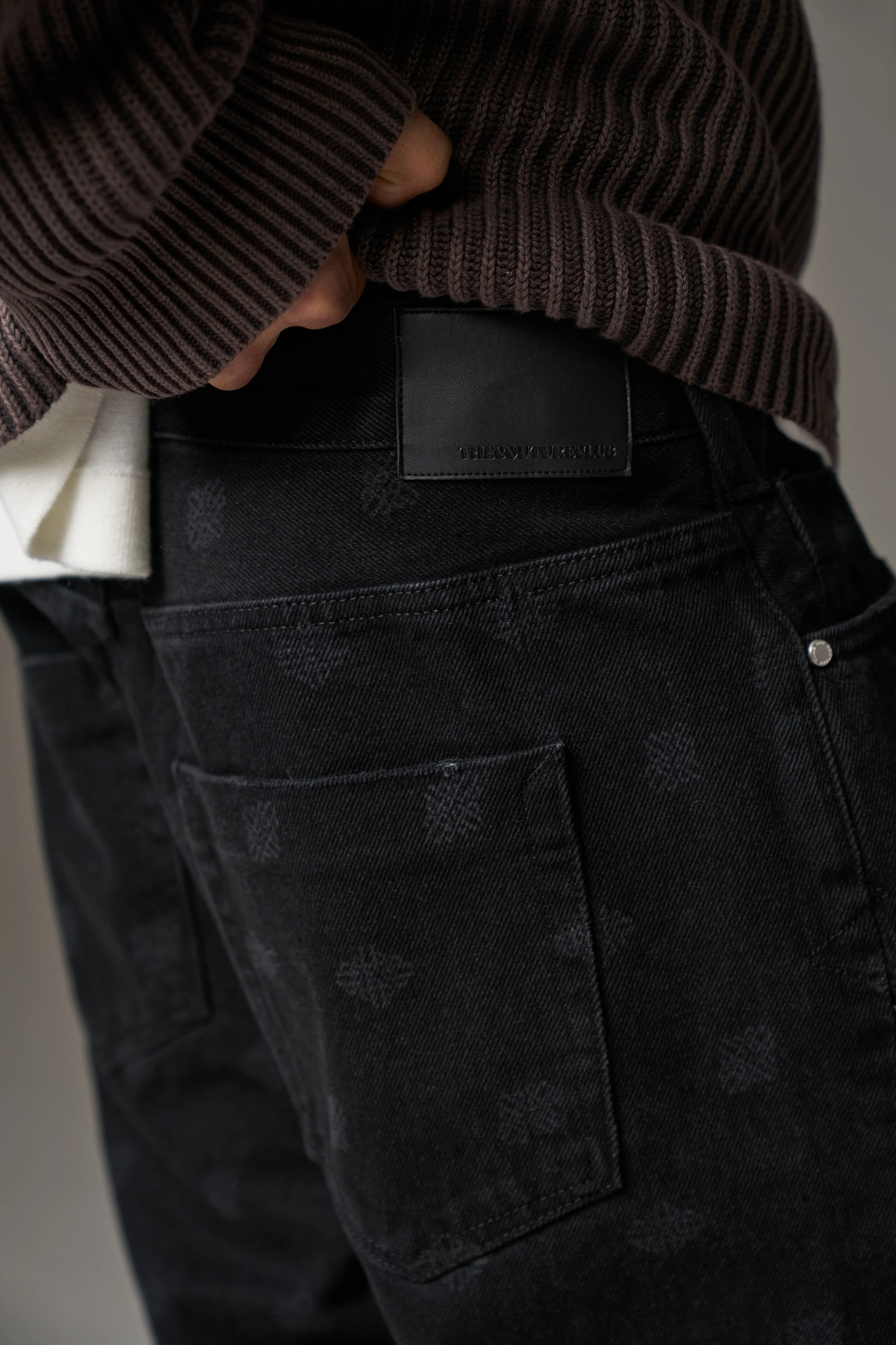 LASER PRINT EMBLEM JEANS - BLACK WASH