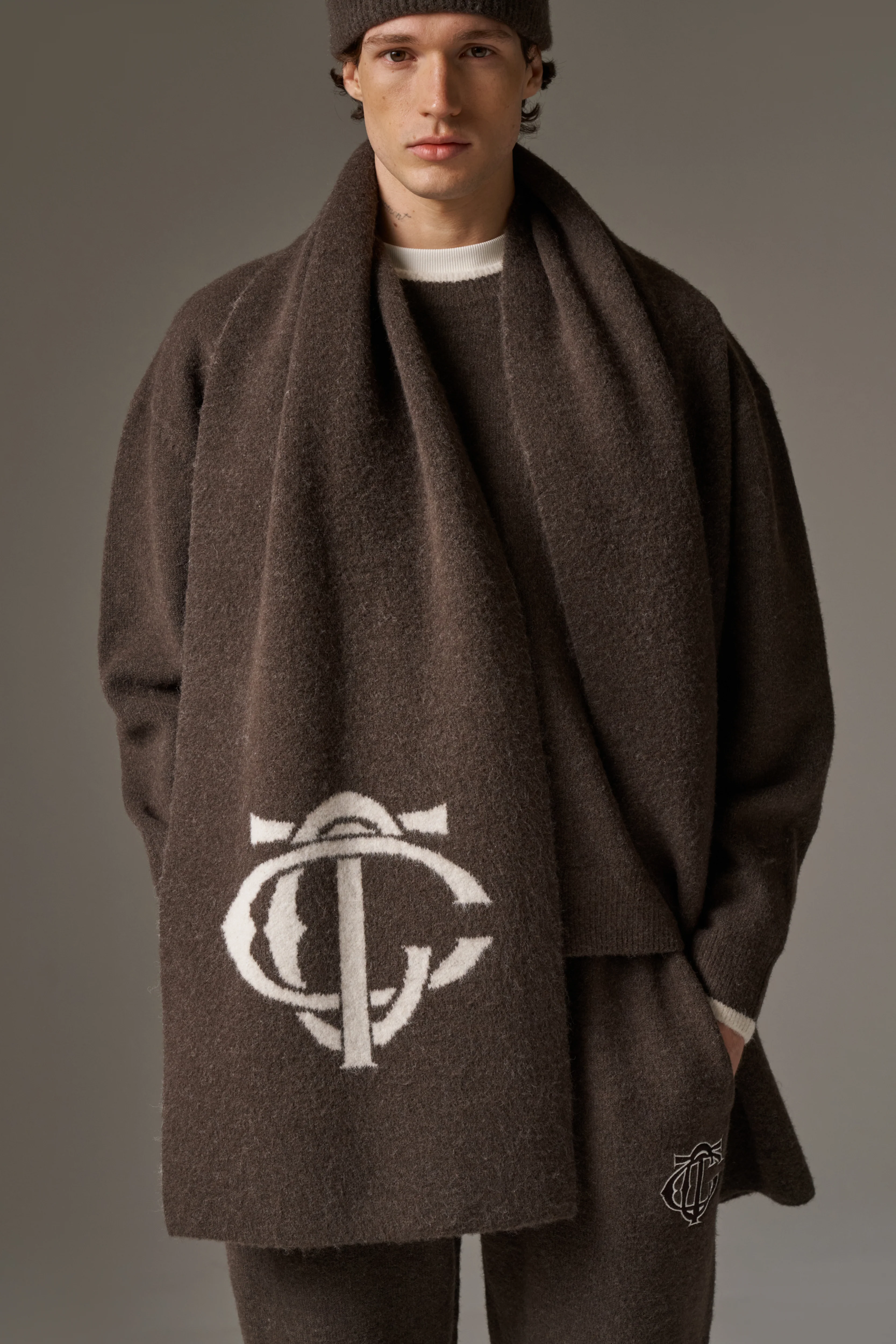 MONOGRAM EMBLEM SCARF - BROWN