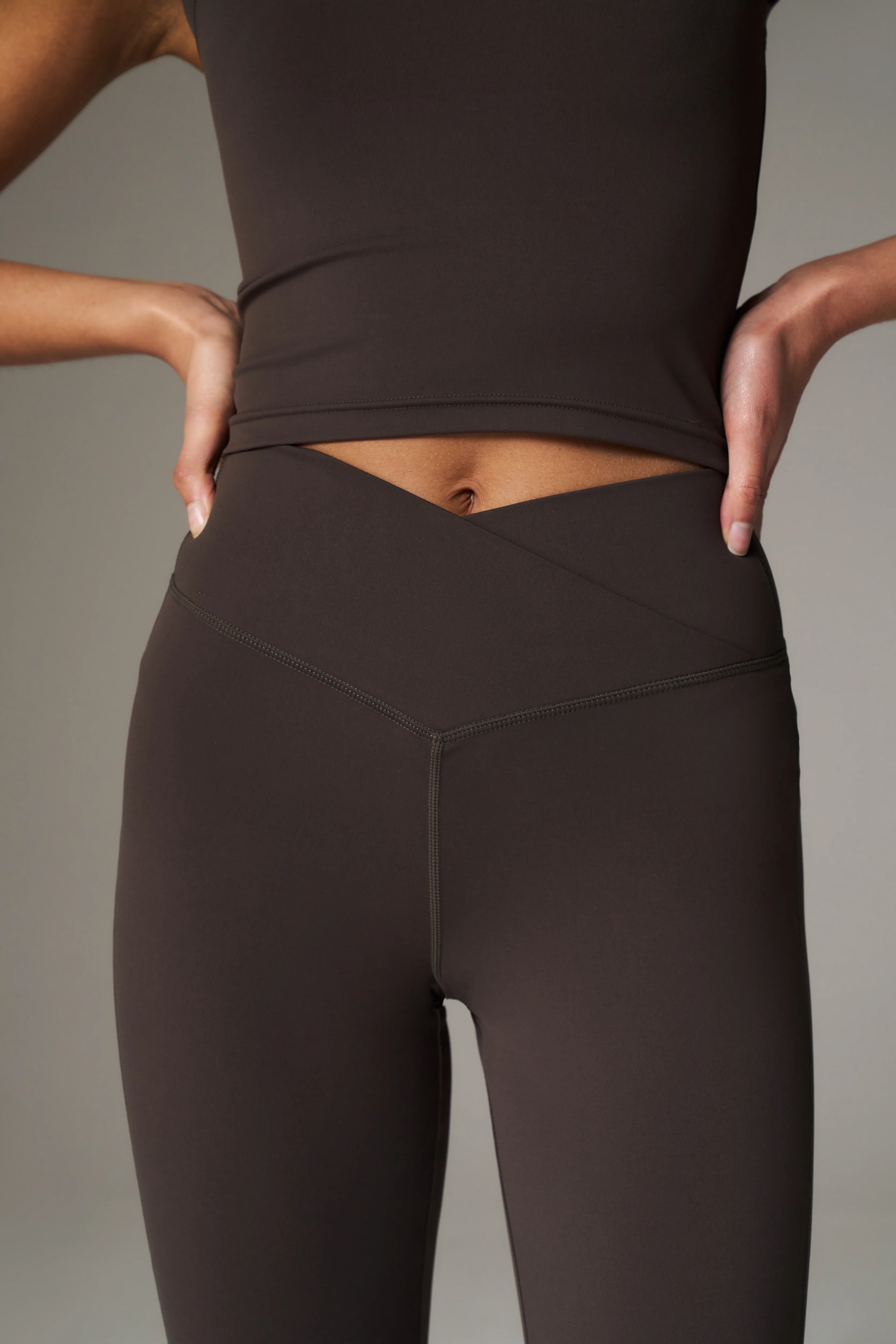 SCULPTING STRETCH ZIP HEM LEGGINGS - CHOCOLATE