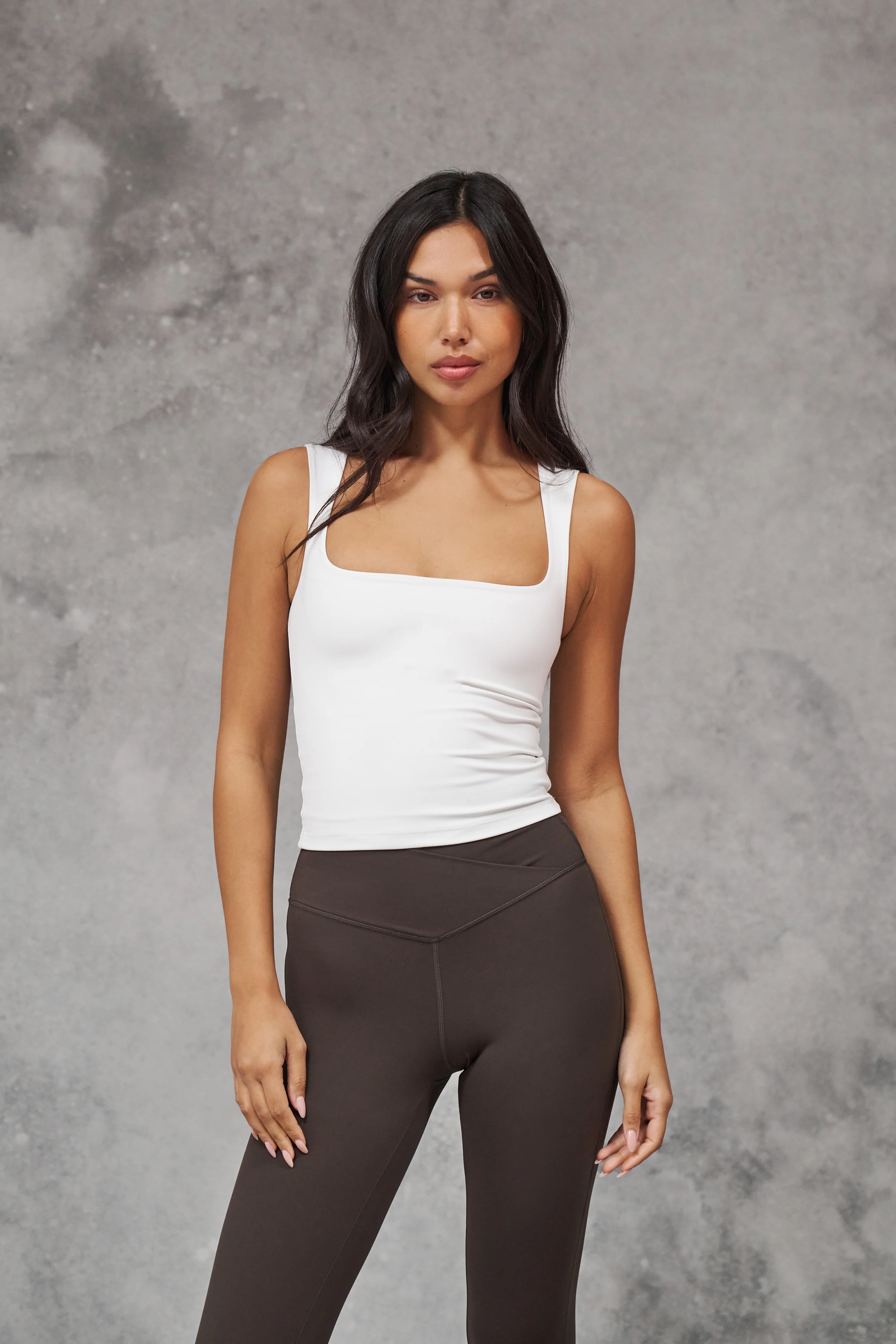 SCULPTING STRETCH SCOOP NECK TOP - WHITE