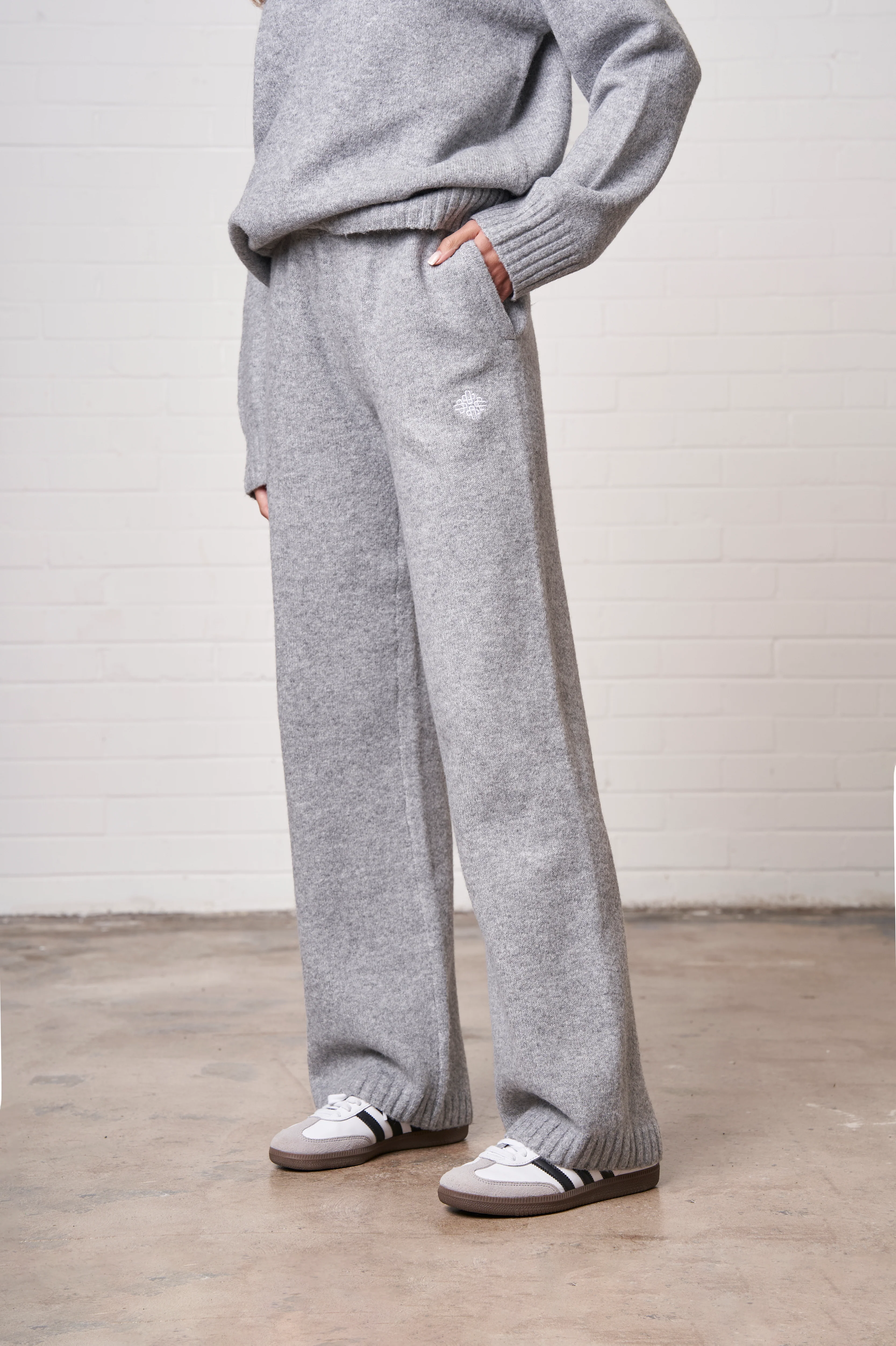 FLUFFY KNIT EMBLEM EMBROIDERED JOGGER - GREY MARL