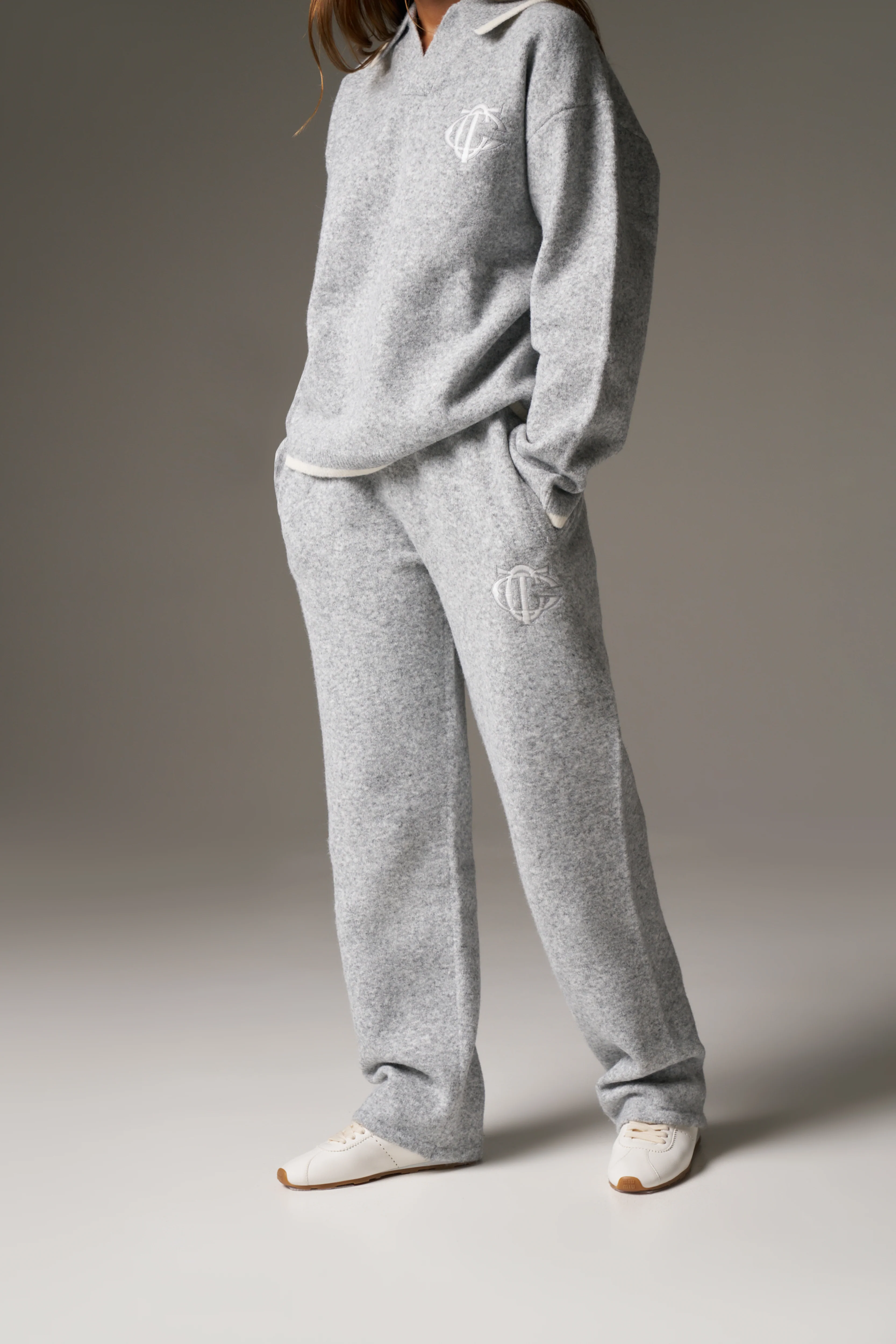 MONOGRAM EMBLEM KNITTED JOGGERS - GREY