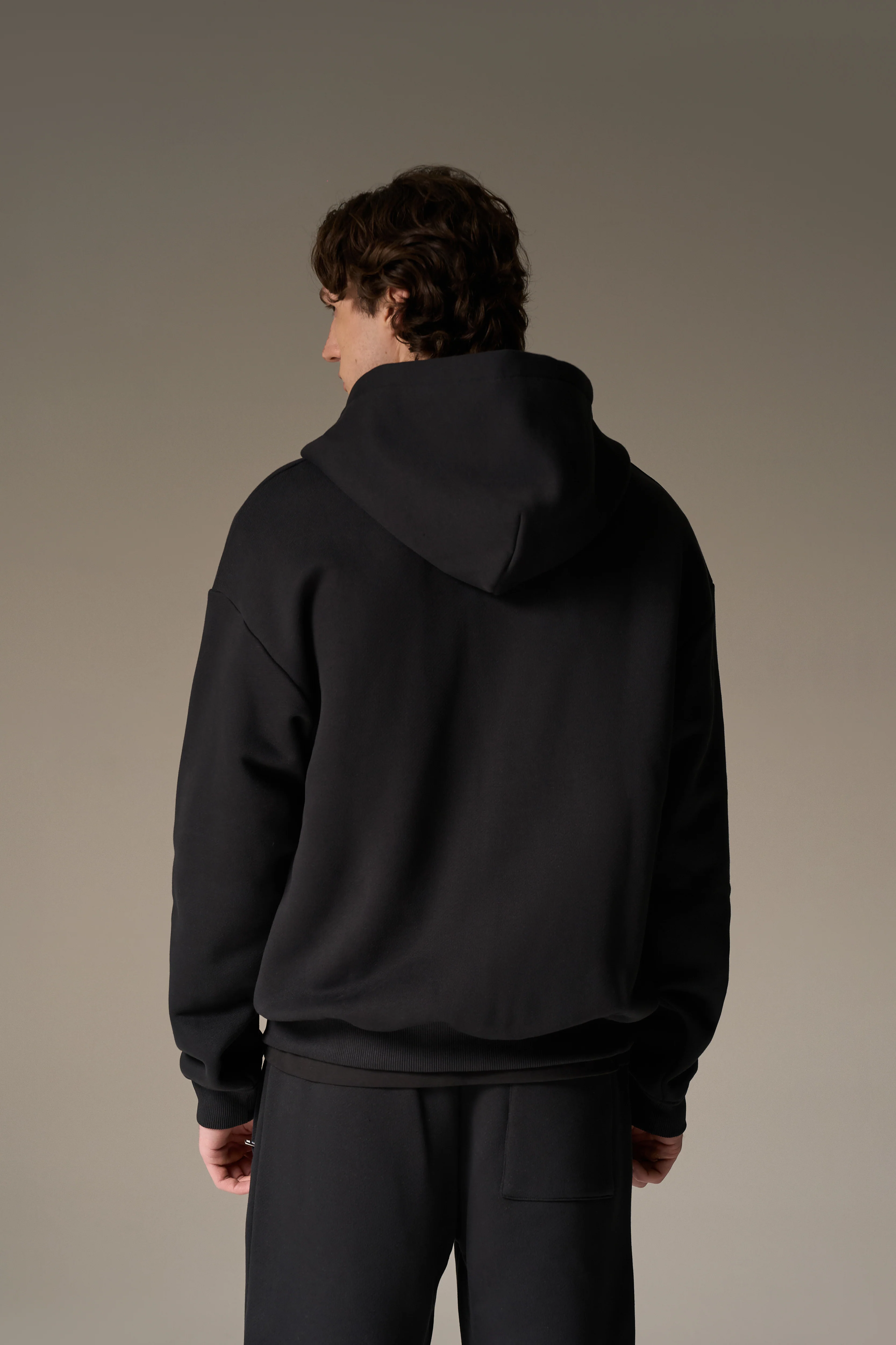 HEAVYWEIGHT MONOGRAM EMBLEM HOODIE - BLACK