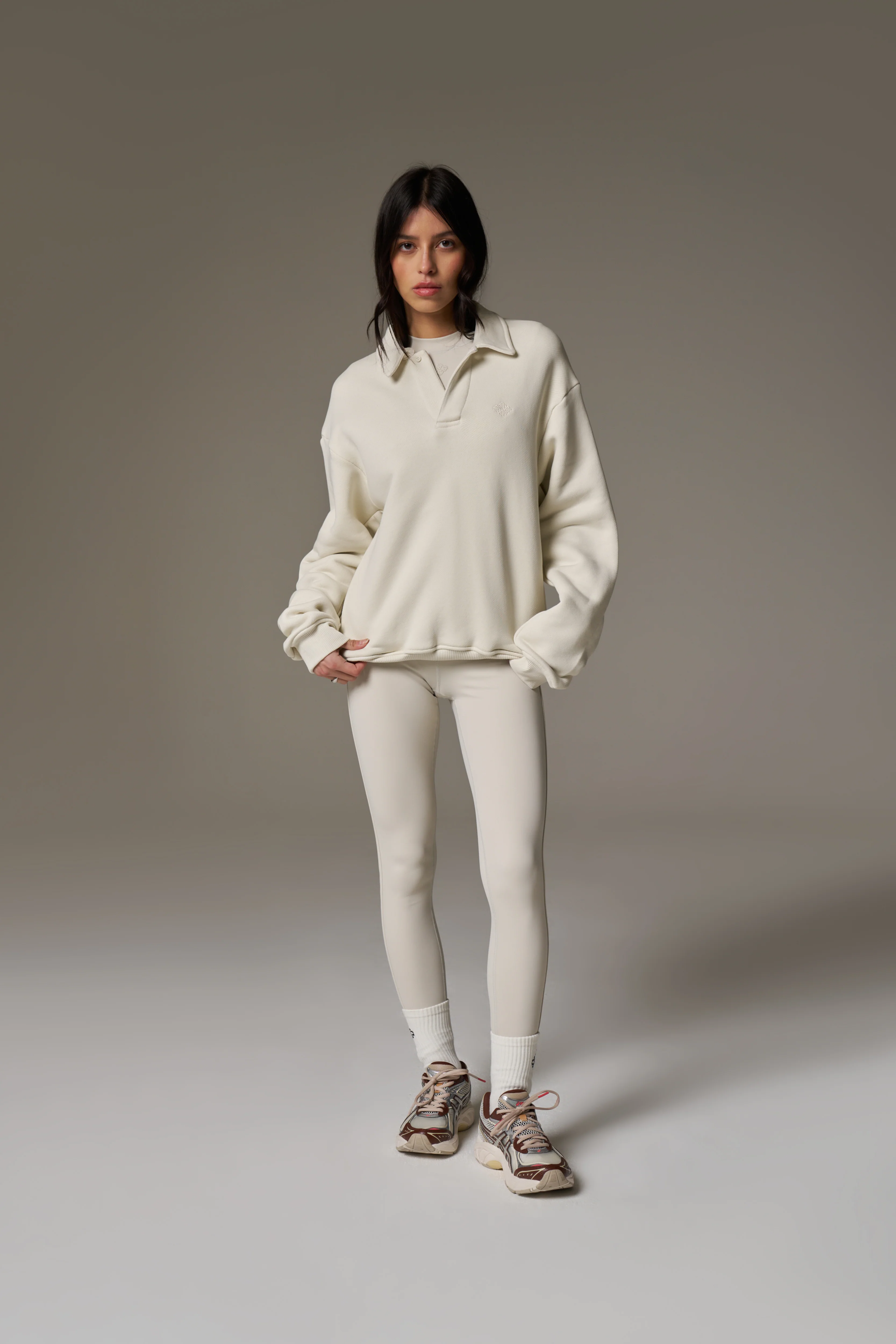 SCULPTING STRETCH EMBLEM BABY TEE - BONE