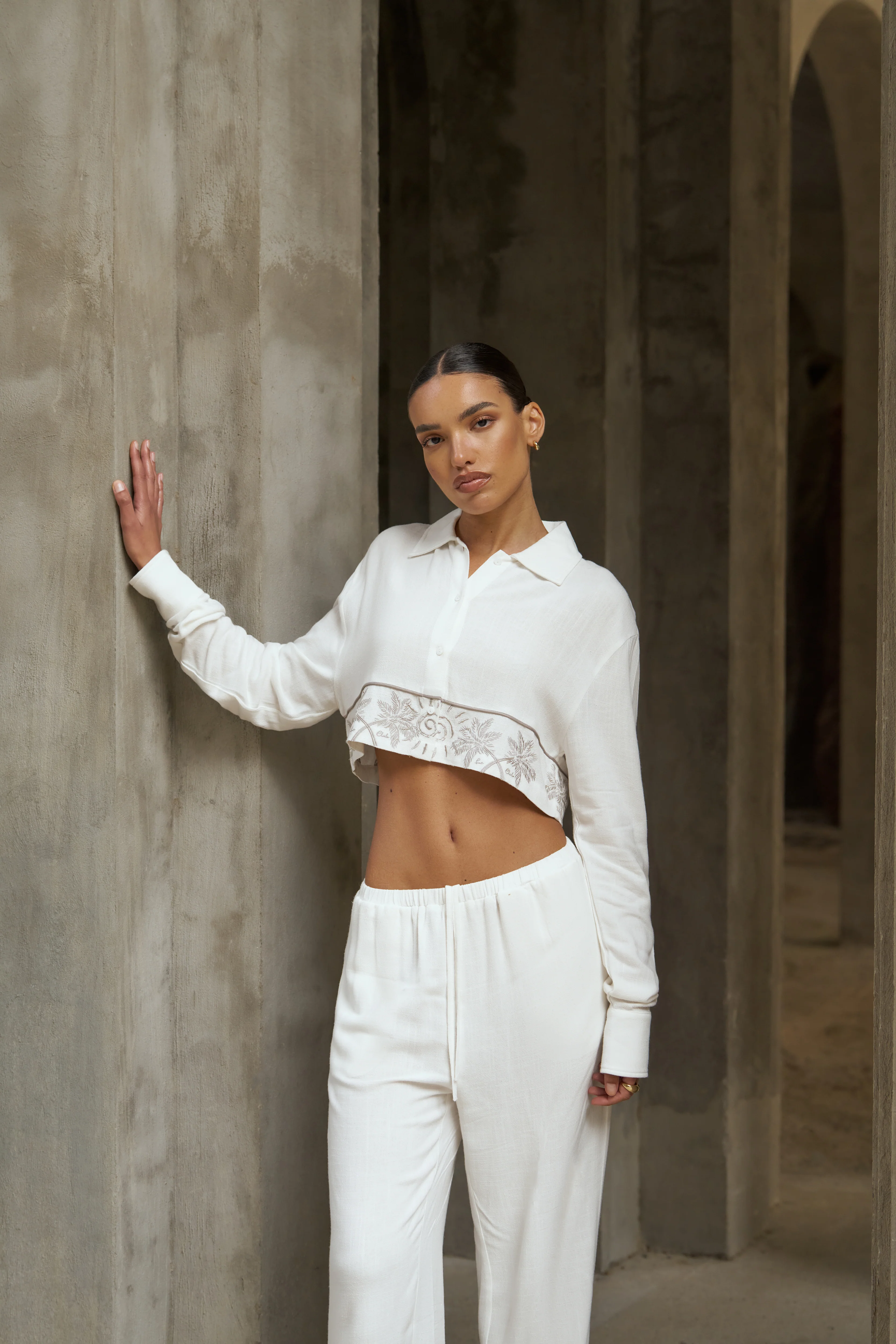 PALM EMBROIDERED CROPPED SHIRT - OFF WHITE