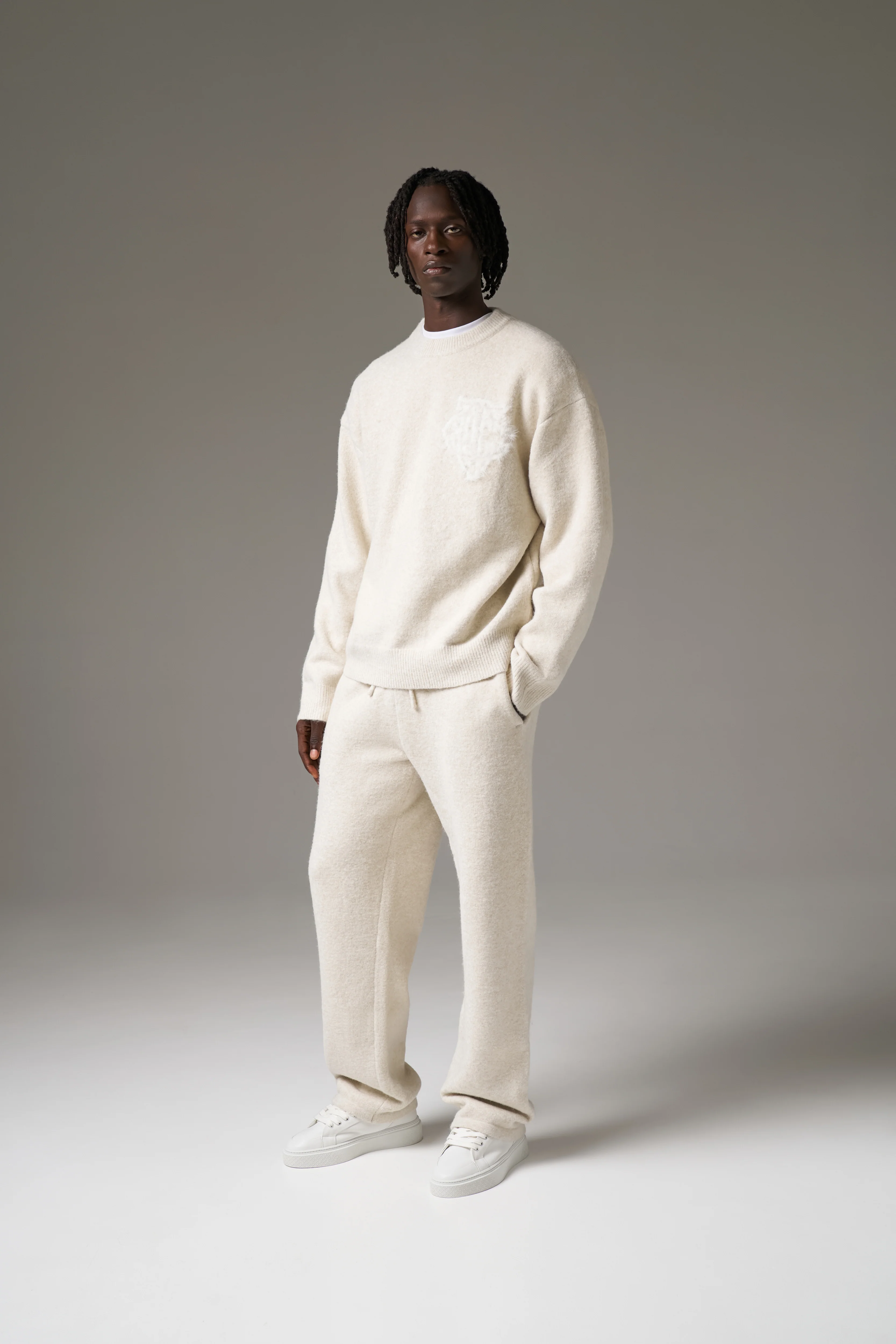 MONOGRAM EMBLEM FLUFFY KNIT CREW - BEIGE