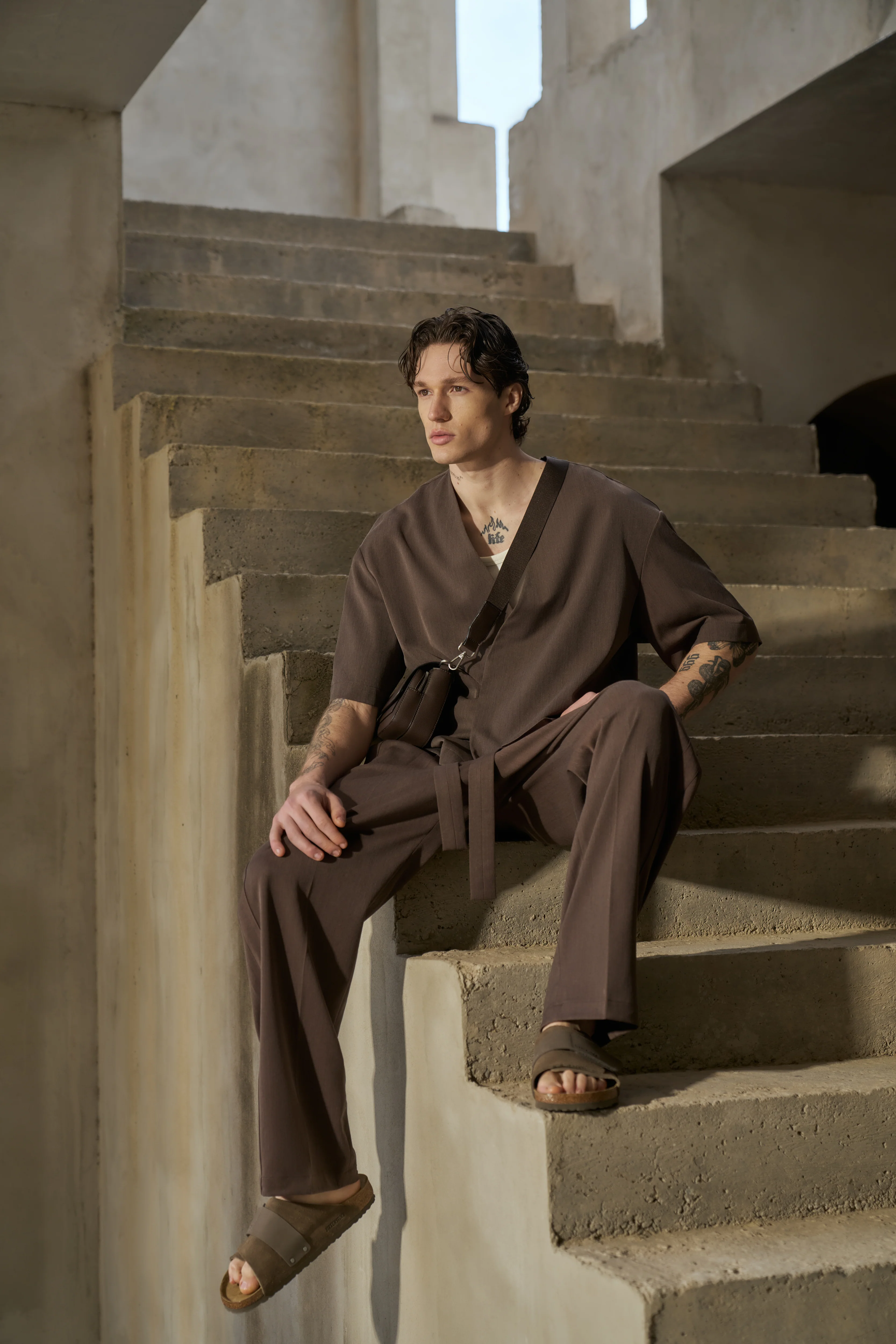 SMART TIE BELTED TROUSERS - BROWN