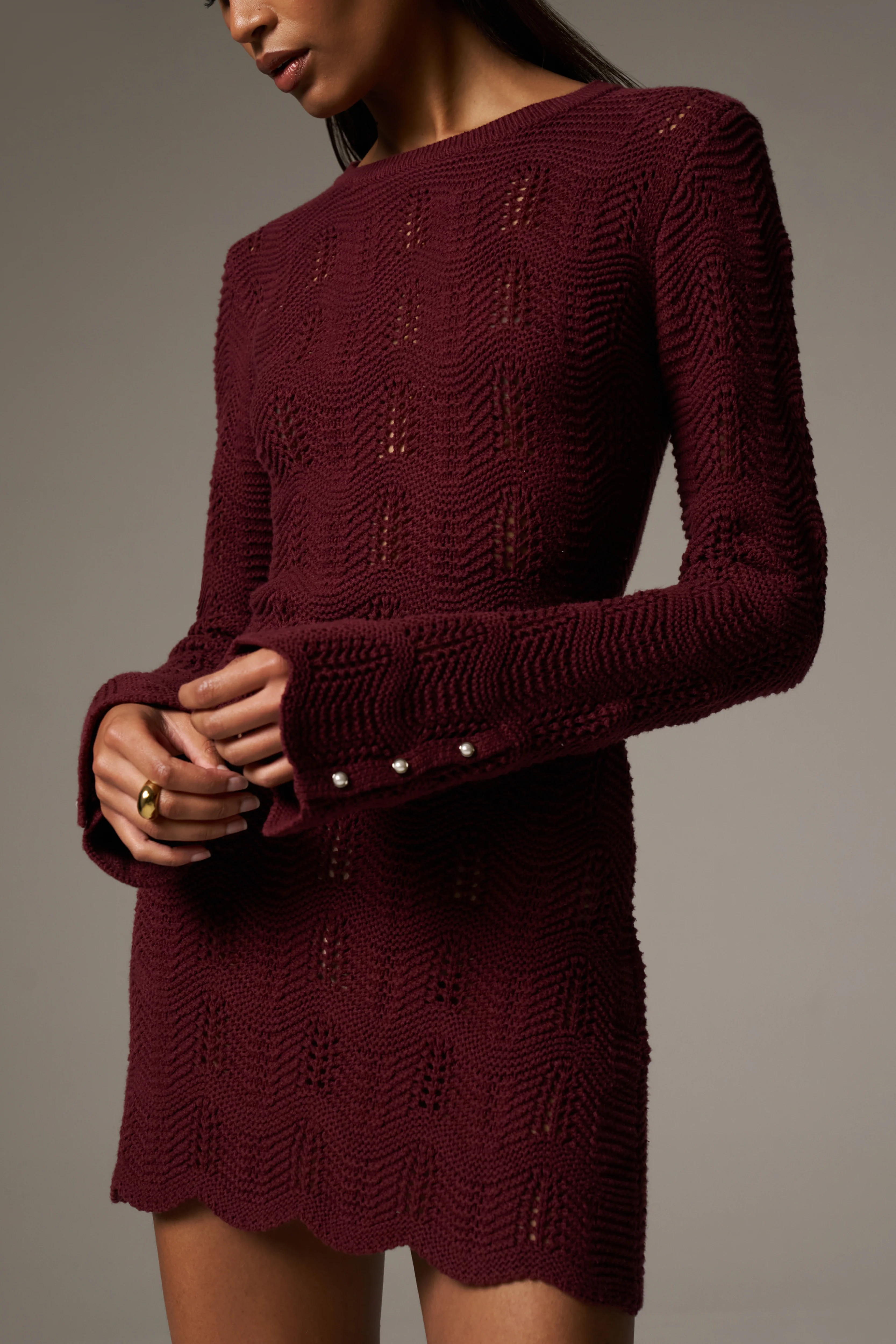 SCALLOP EDGE KNITTED MINI DRESS - BURGUNDY
