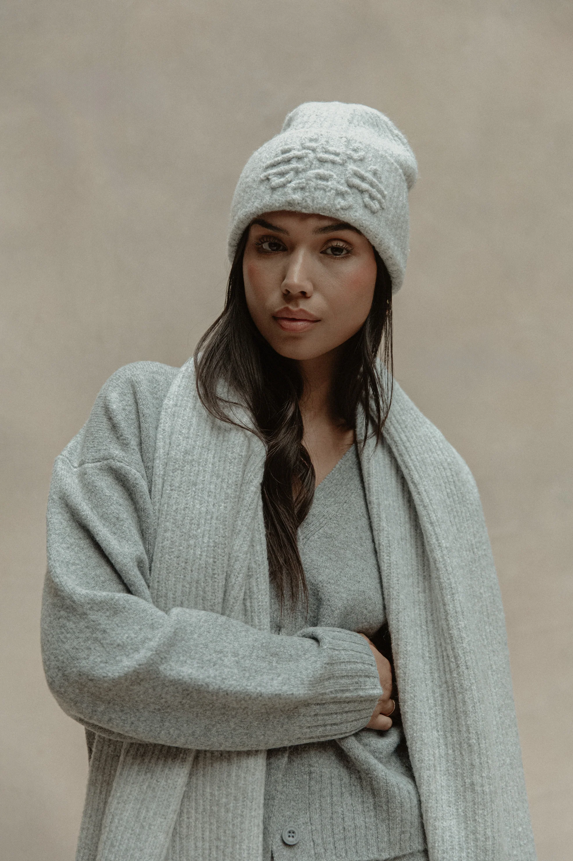 EMBLEM KNITTED SCARF - GREY MARL