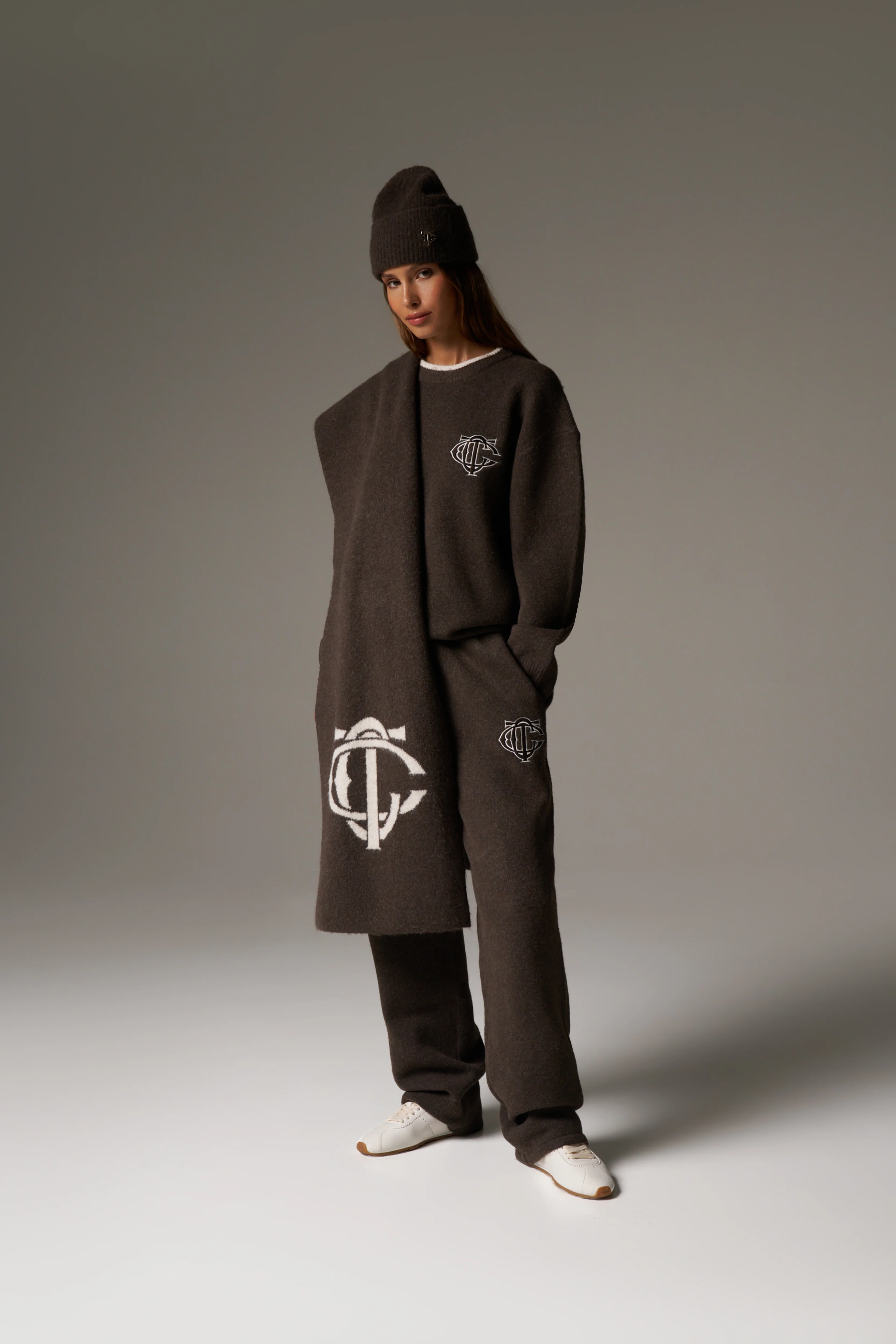 MONOGRAM EMBLEM SCARF - BROWN