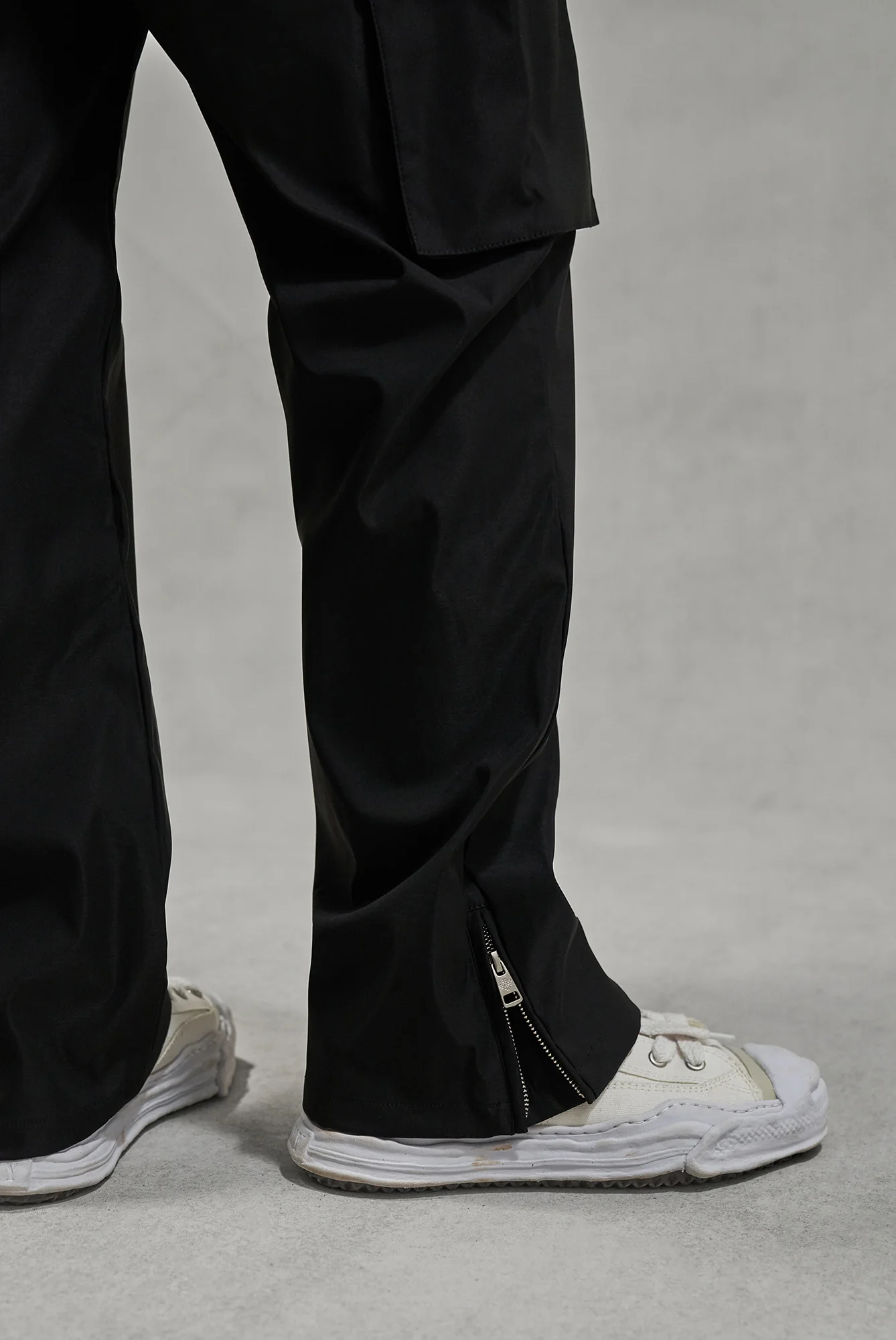 TECHNICAL CARGO TROUSERS - BLACK