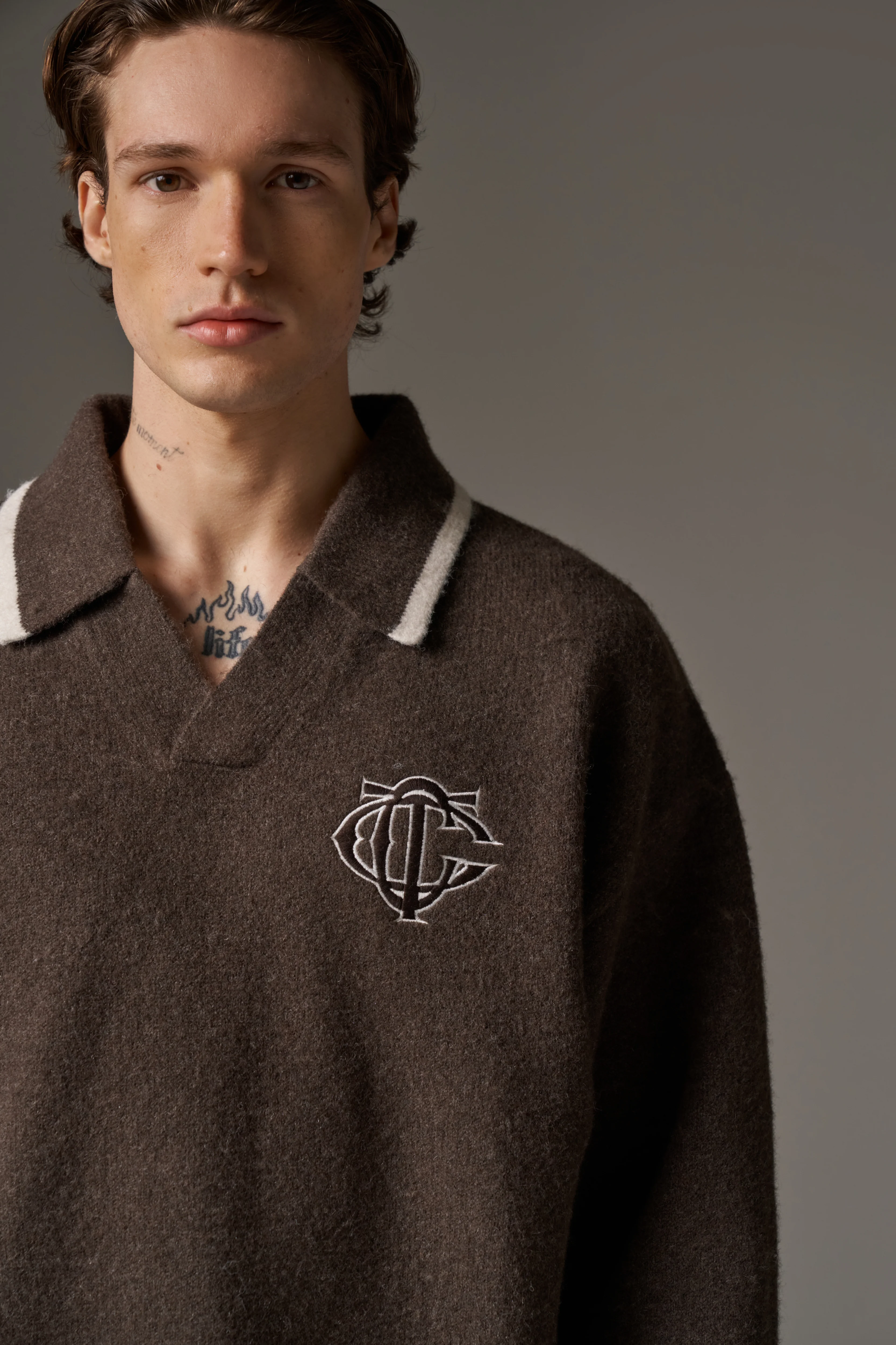 MONOGRAM EMBLEM KNITTED POLO TOP - BROWN