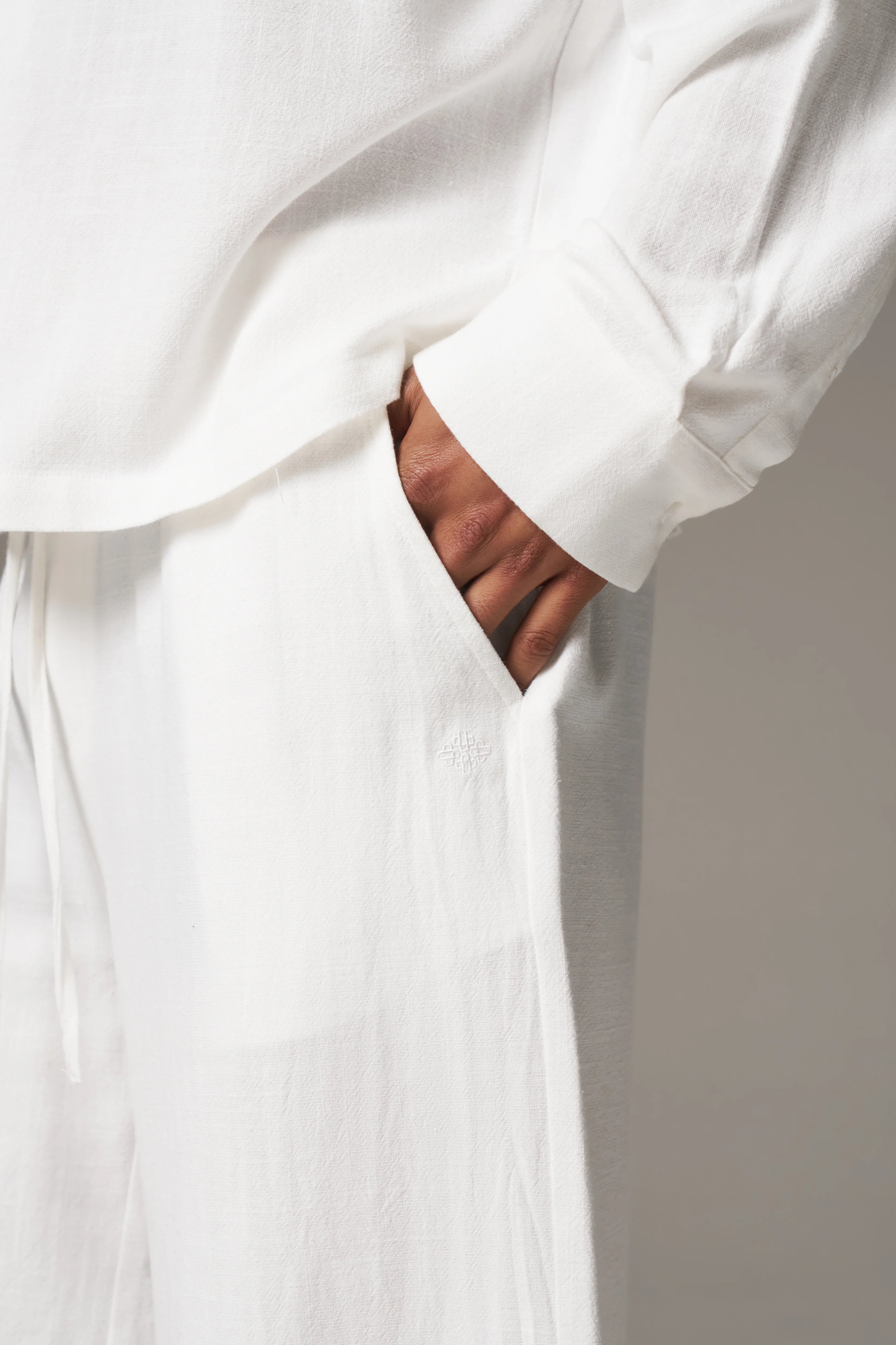 TEXTURED WOVEN SHORTS - WHITE