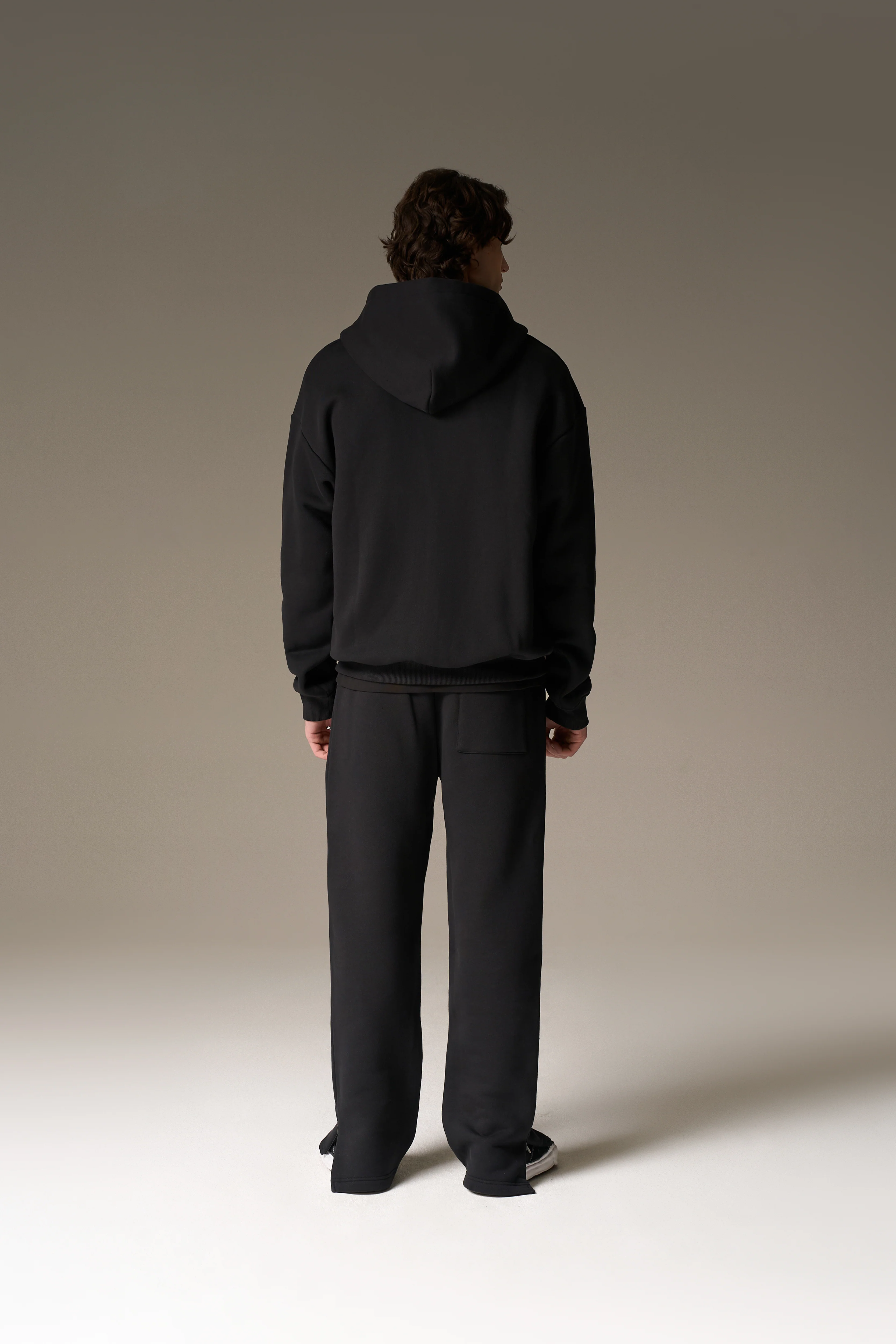 HEAVYWEIGHT MONOGRAM EMBLEM HOODIE - BLACK