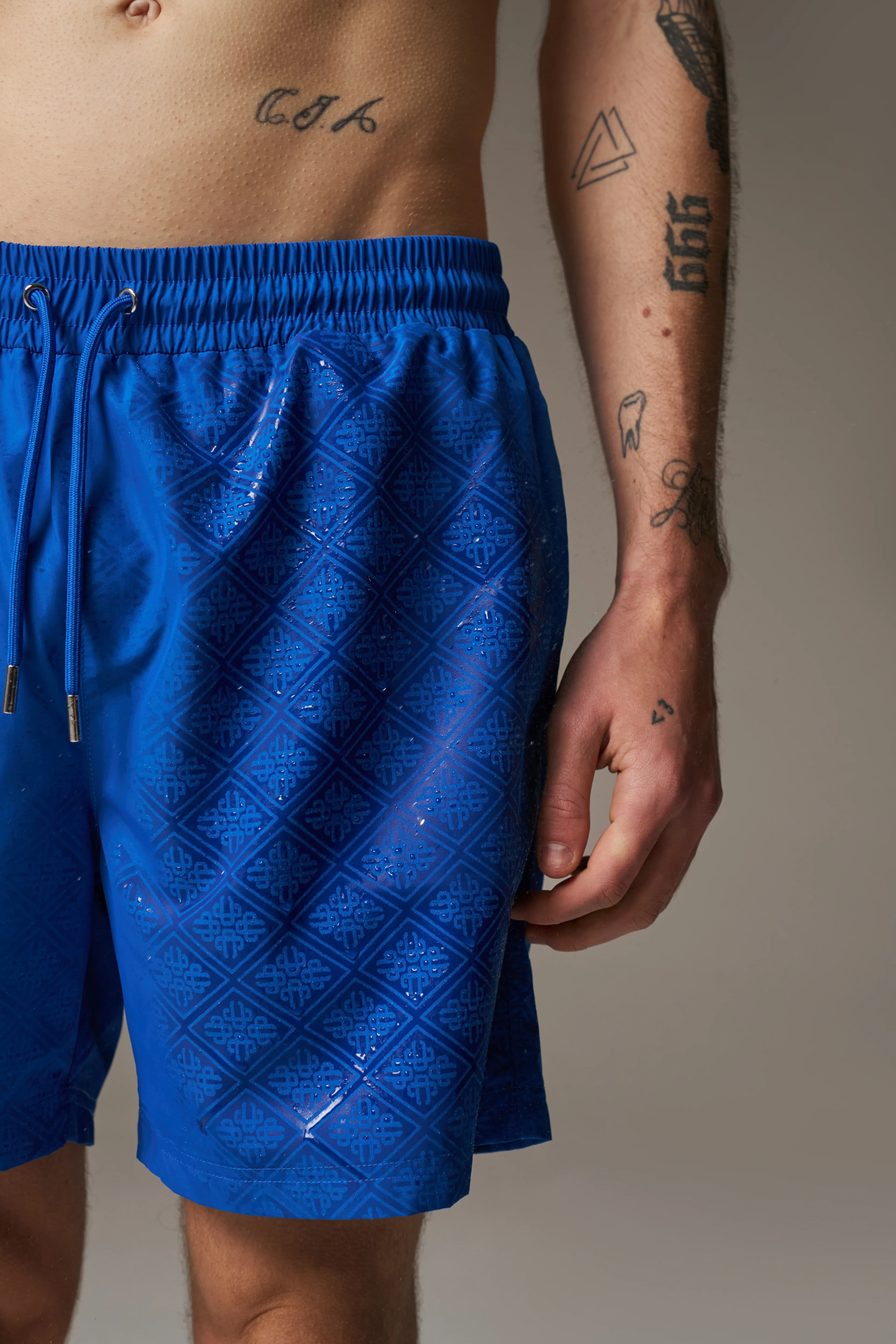 WATER REACTIVE EMBLEM SWIM SHORT - COBALT