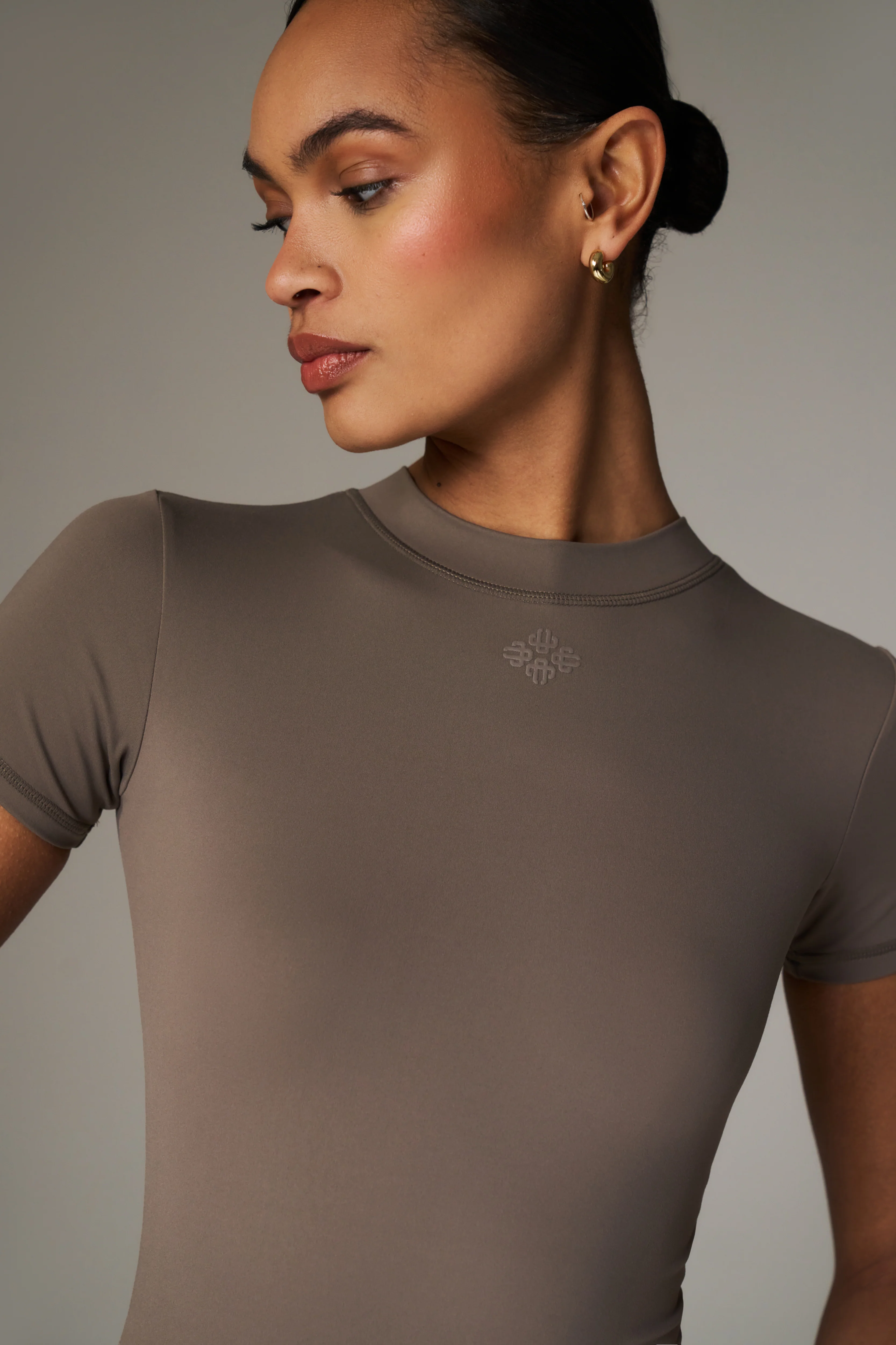 SCULPTING STRETCH EMBLEM BABY TEE - COCOA