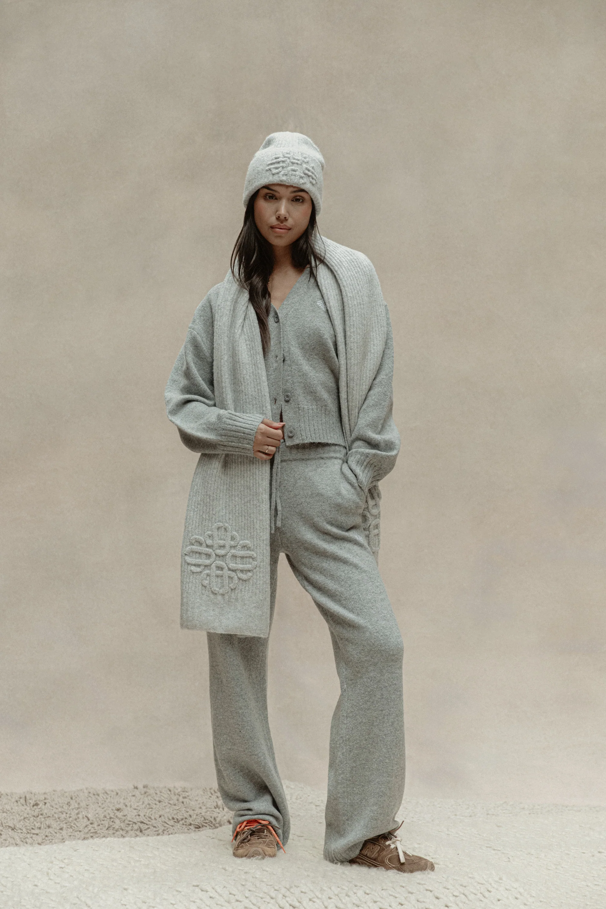 FLUFFY KNIT EMBLEM EMBROIDERED JOGGER - GREY MARL