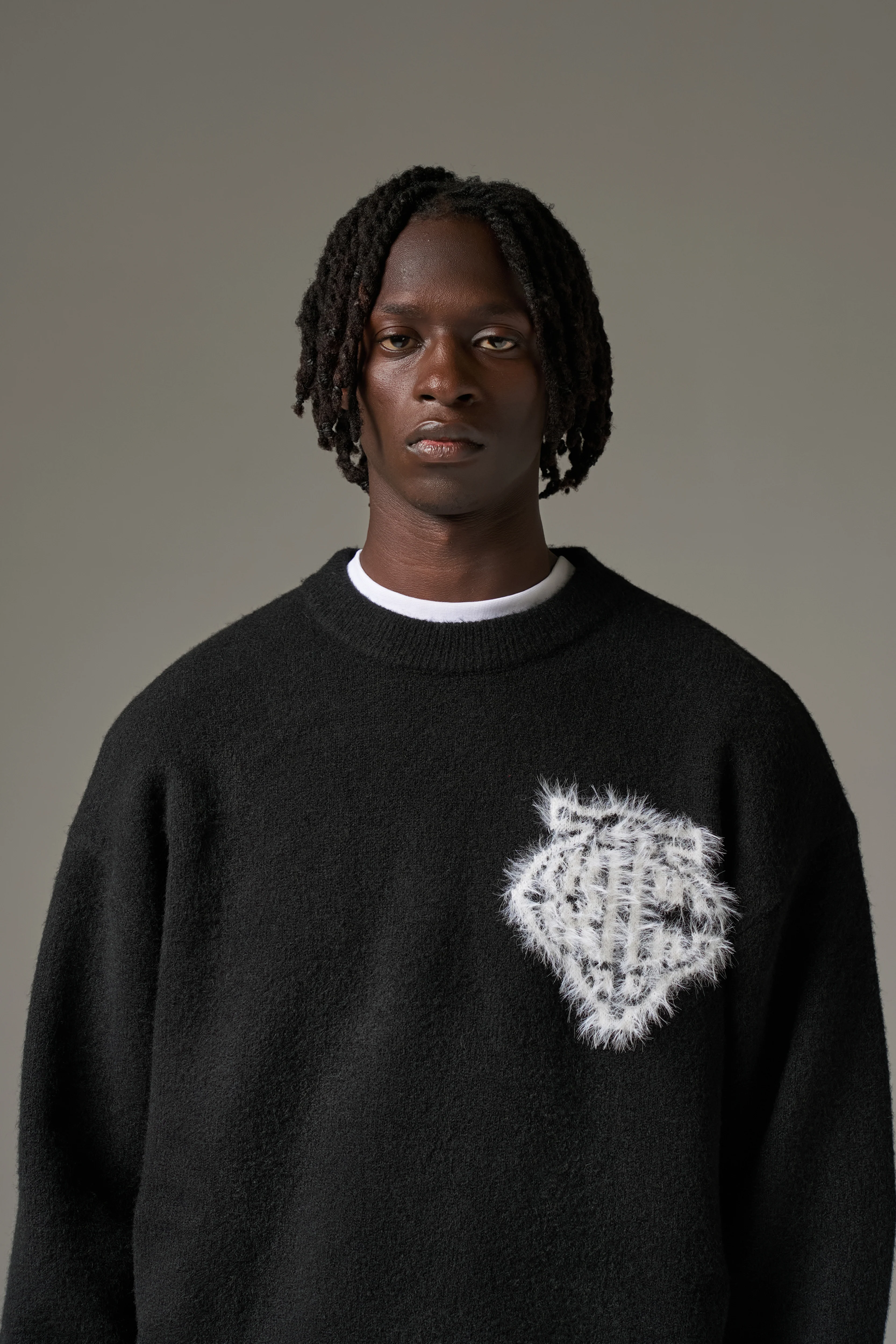 MONOGRAM EMBLEM FLUFFY KNIT CREW - BLACK