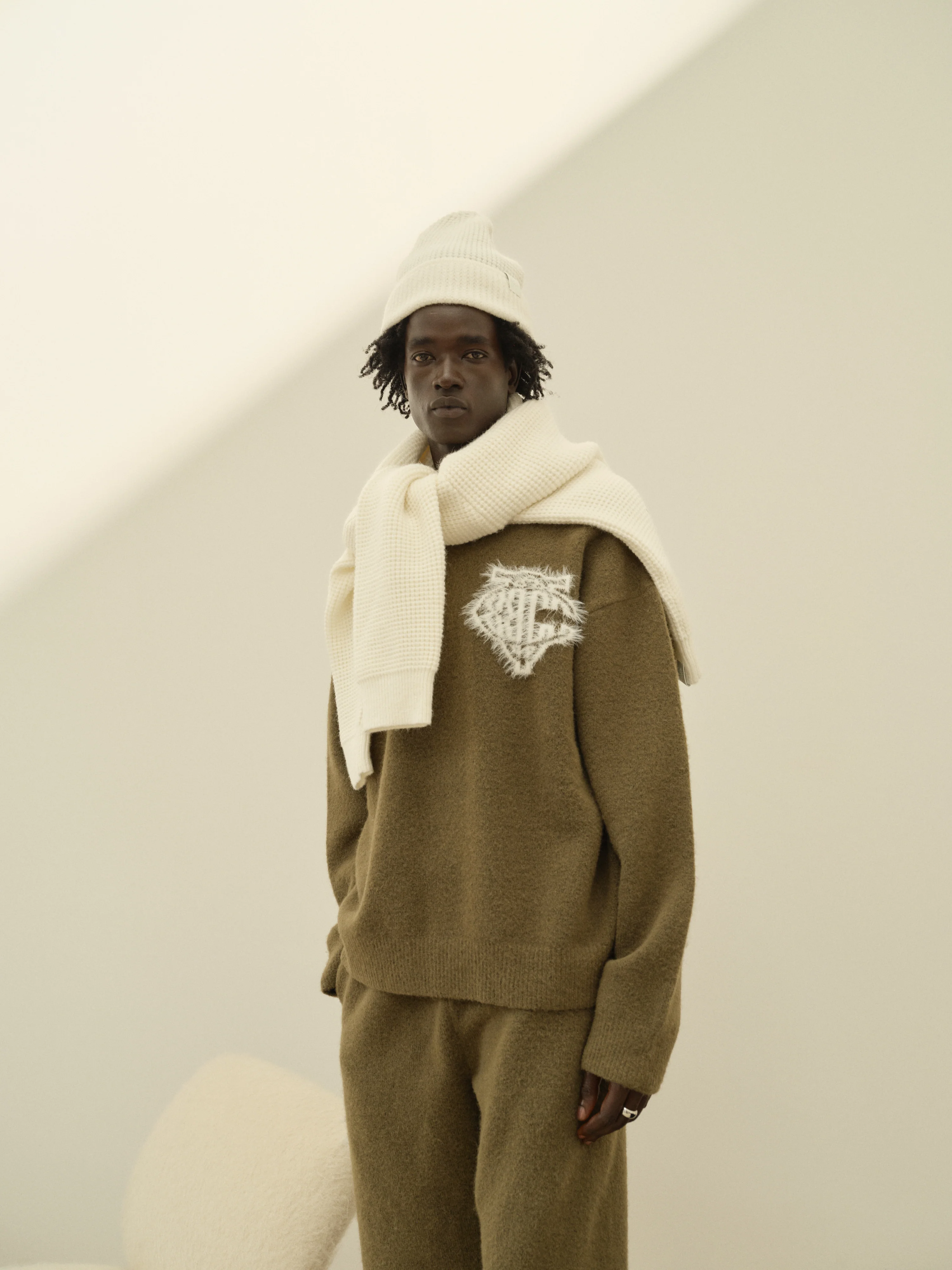 MONOGRAM EMBLEM FLUFFY KNIT CREW - KHAKI