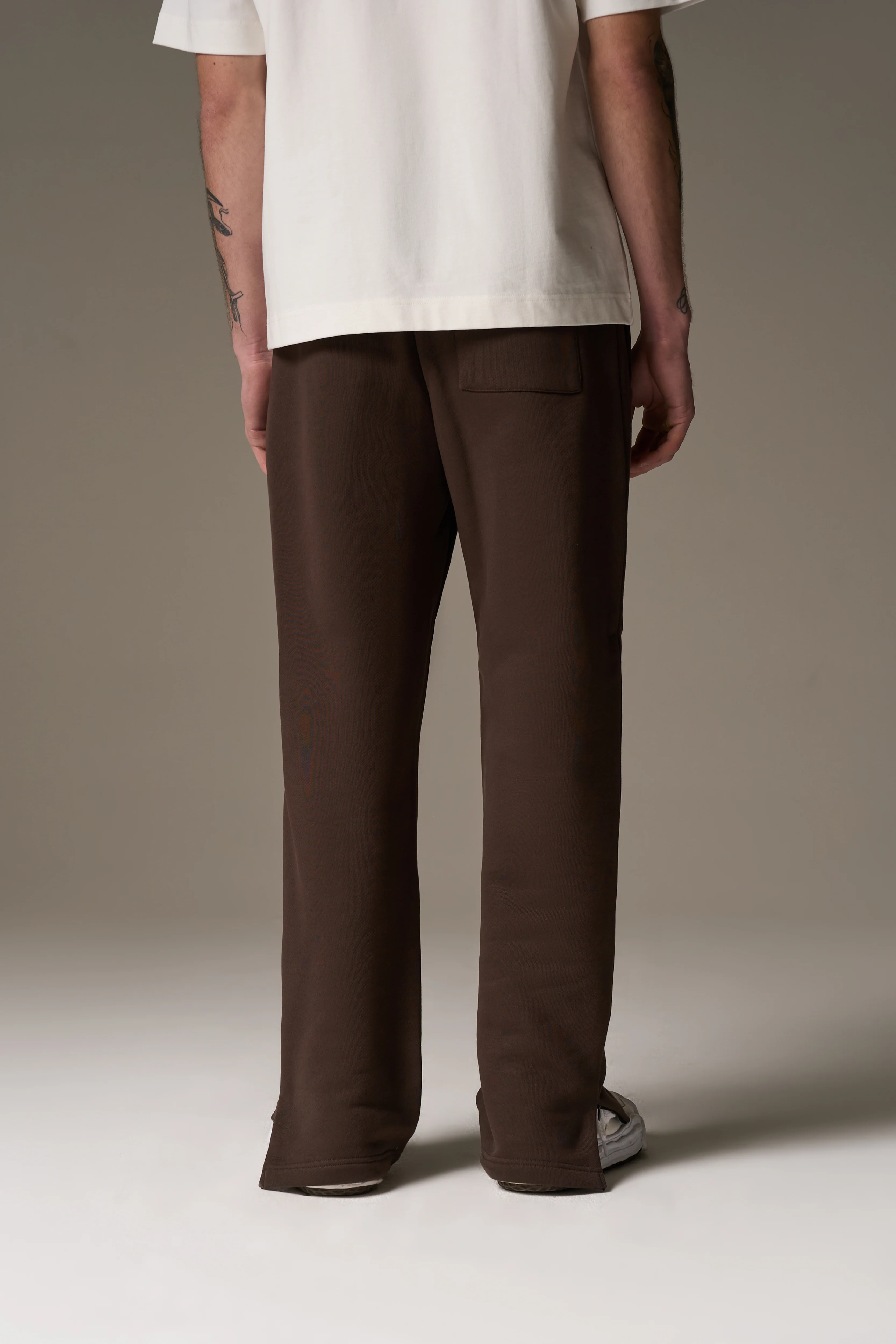 HEAVYWEIGHT MONOGRAM EMBLEM JOGGERS - BROWN