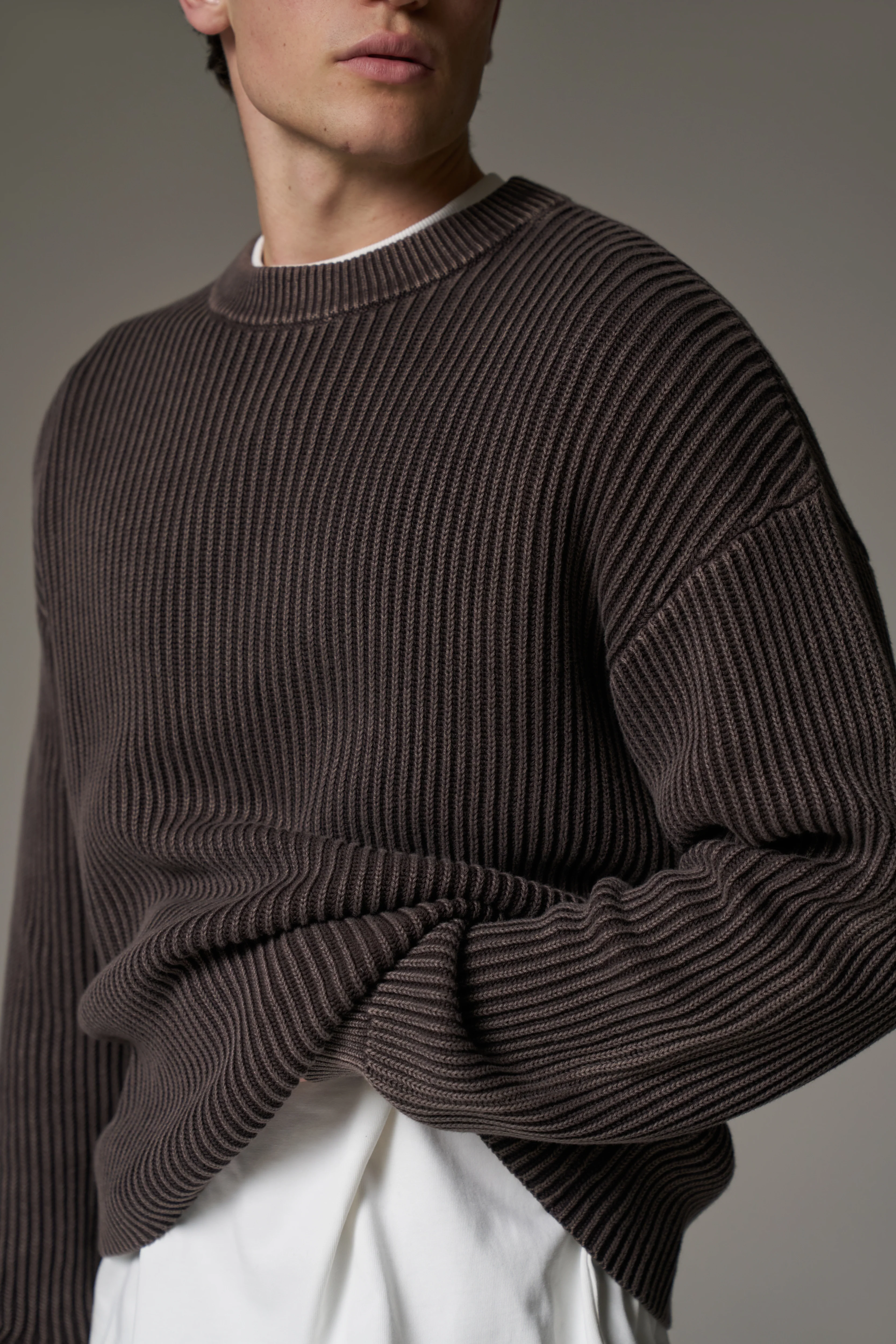 HEAVY WASHED RIBBED KNIT CREW - BROWN