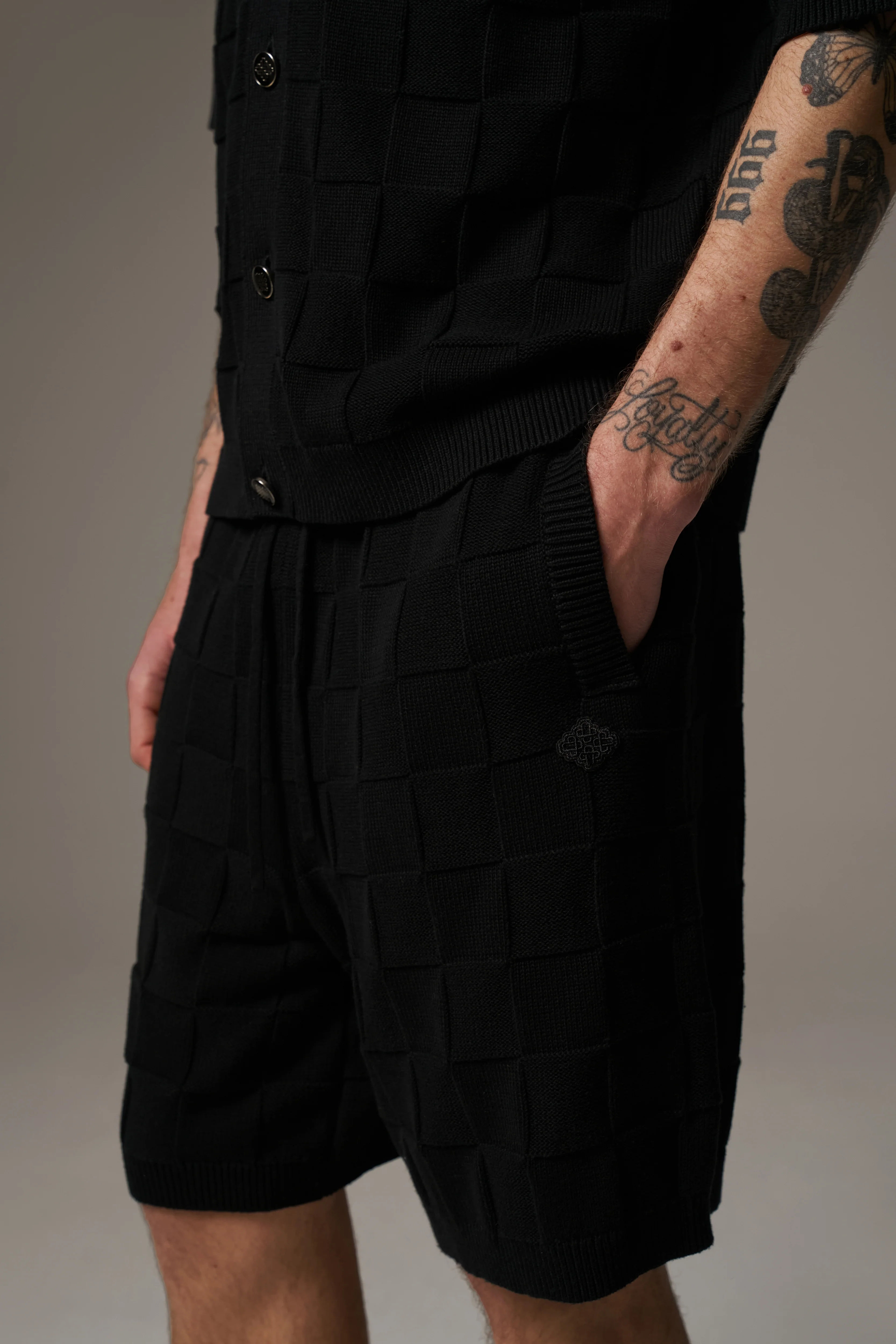 CHECKERBOARD KNITTED SHORT - BLACK