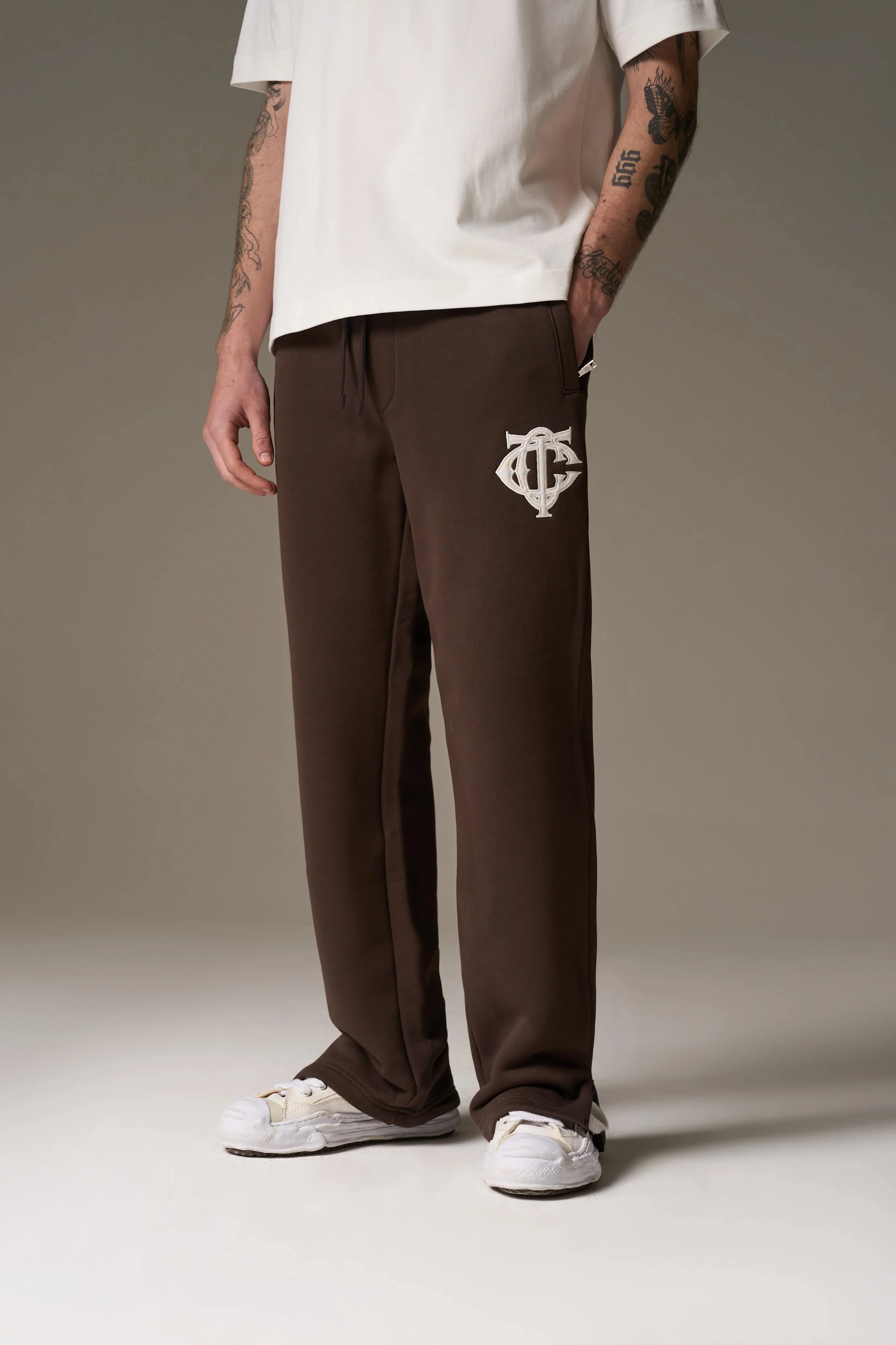 HEAVYWEIGHT MONOGRAM EMBLEM JOGGERS - BROWN