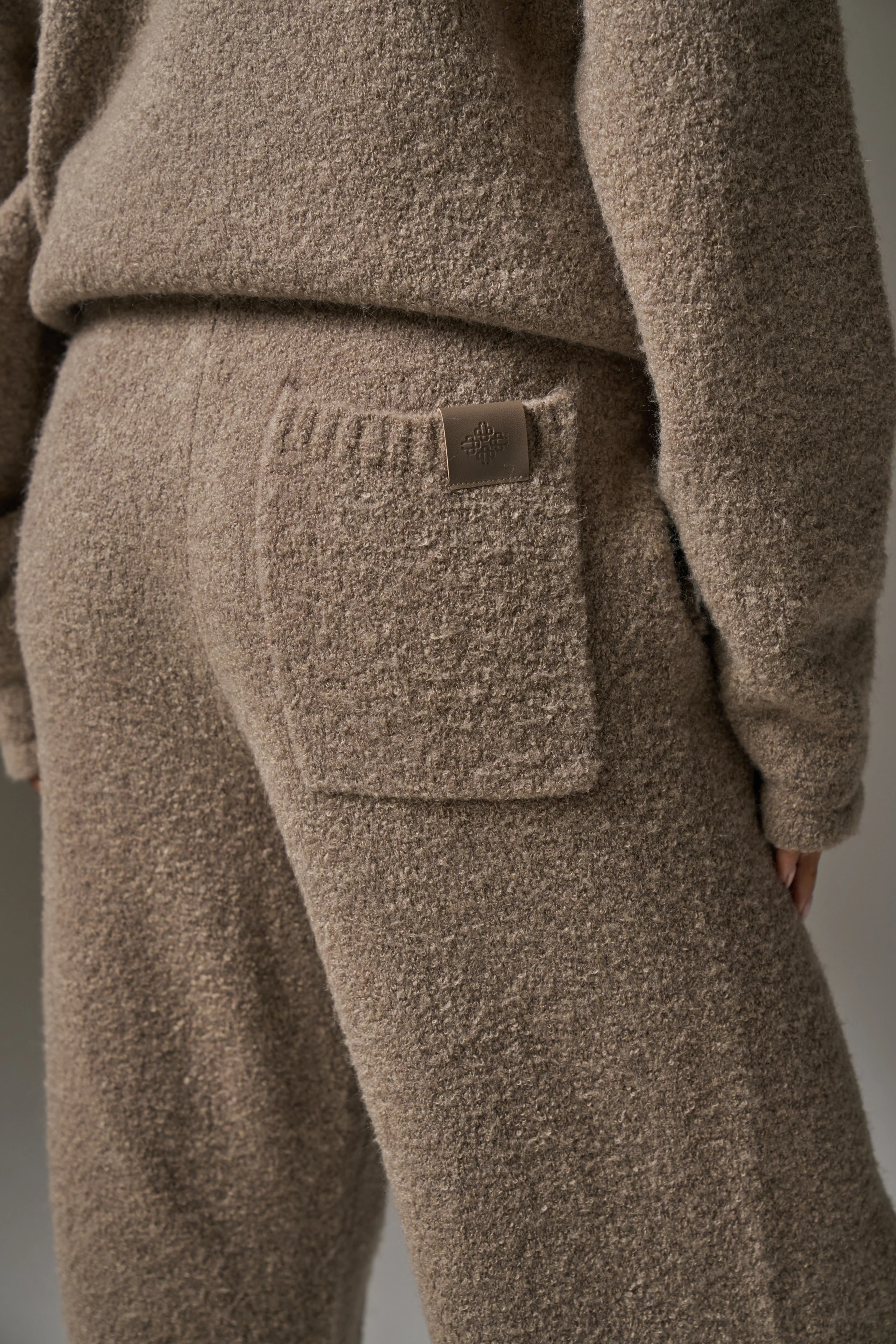 BOUCLE KNIT PANTS - BROWN