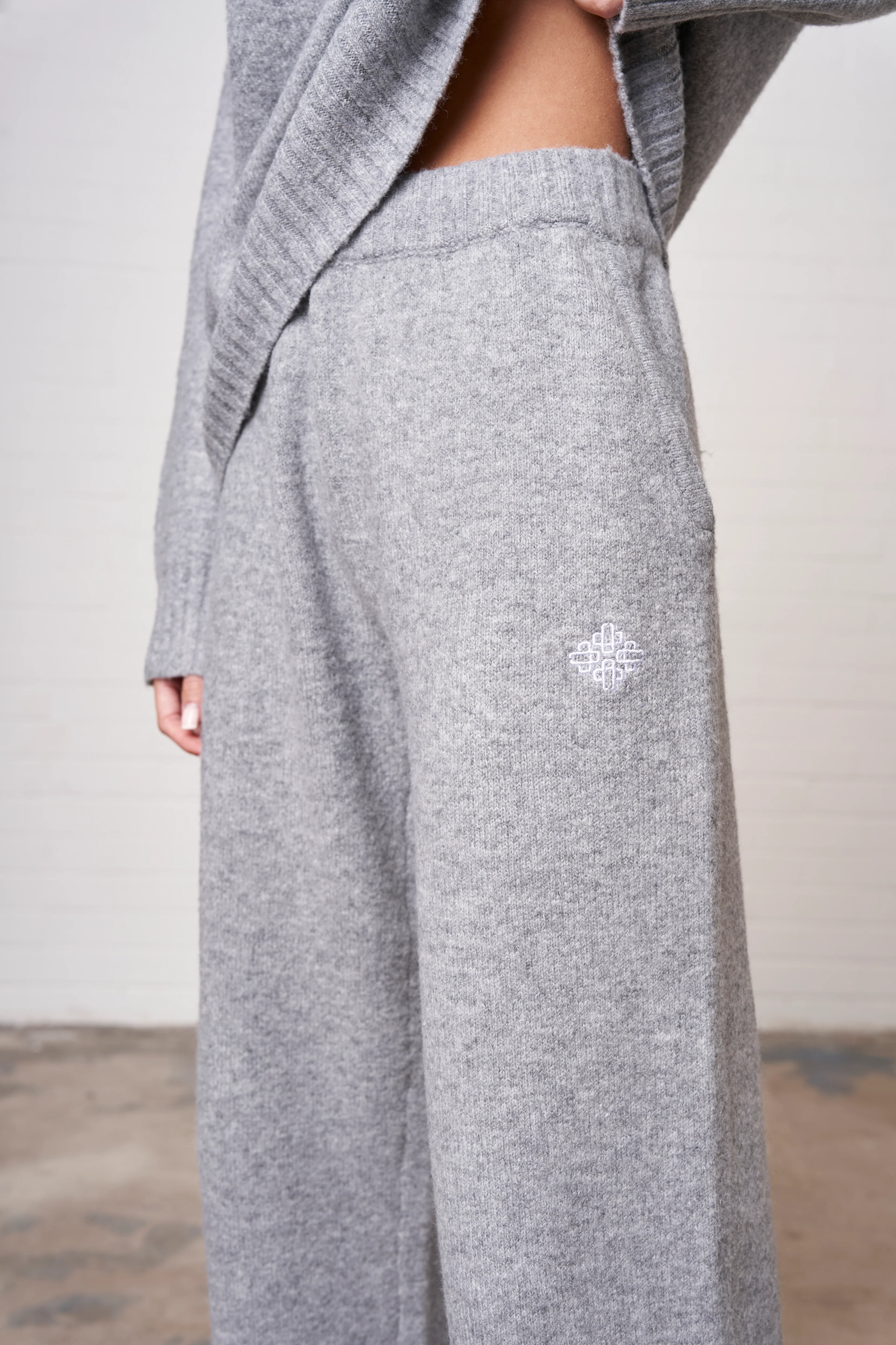 FLUFFY KNIT EMBLEM EMBROIDERED JOGGER - GREY MARL